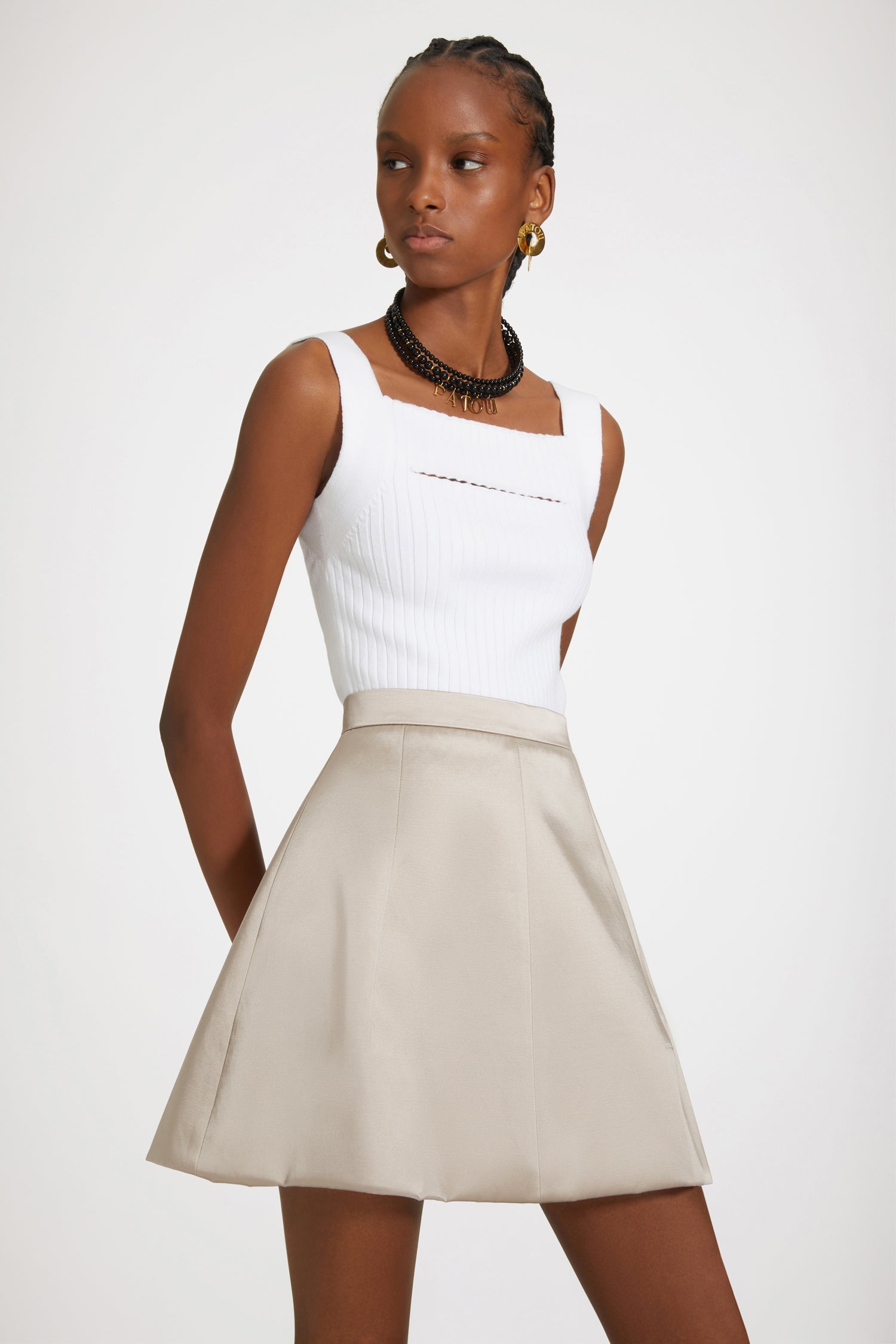 Patou - Jupe courte en satin de coton mélangé - Eiffel Tower - Une touche de satin pour adoucir le quotidien.Jupe en satin de coton mélangé gris tour Eiffel. Modèle court. Taille haute. Zip au dos. Ourlet double.Look #10 du Show Printemps-Eté 2023