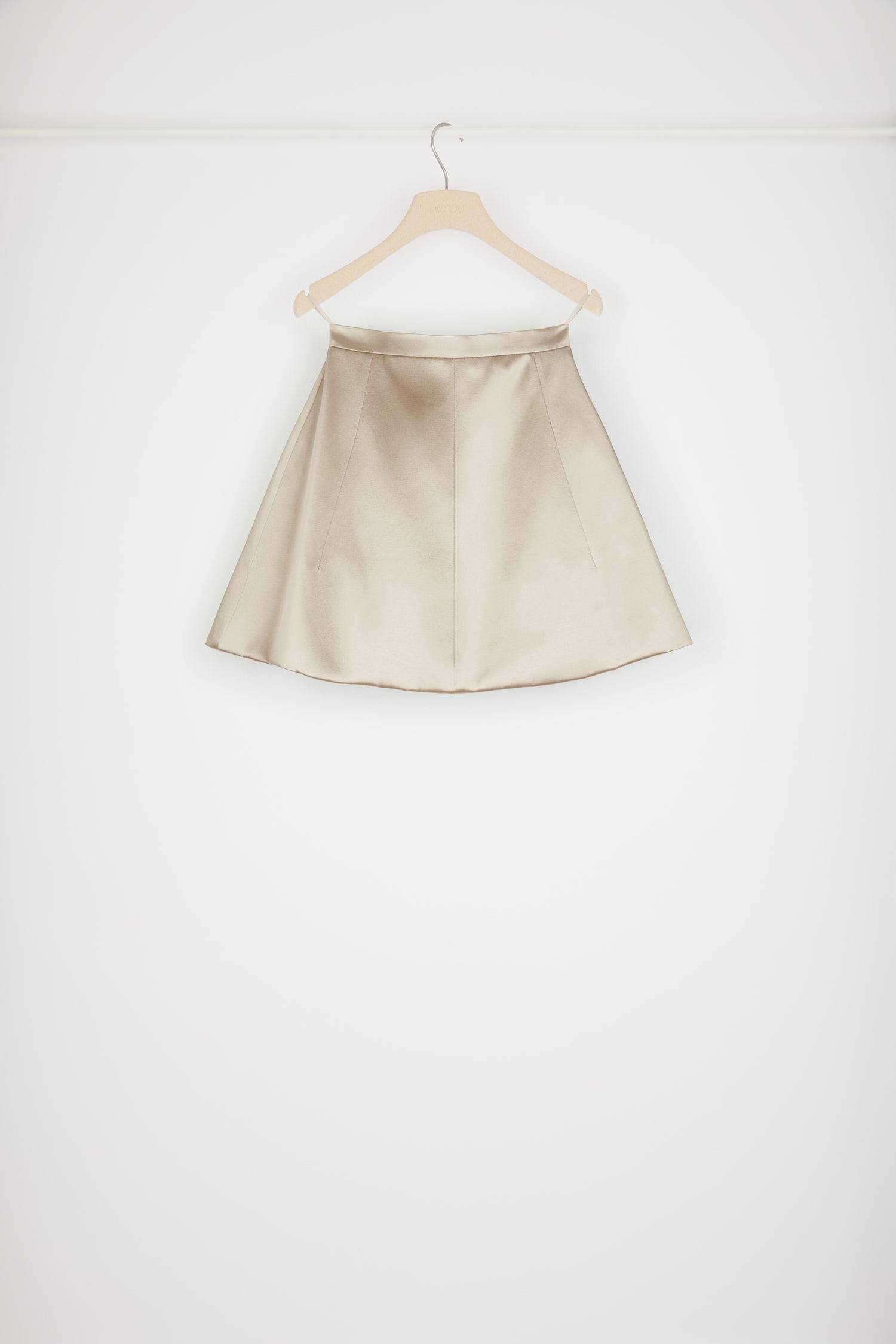 Patou - Jupe courte en satin de coton mélangé - Eiffel Tower - Une touche de satin pour adoucir le quotidien.Jupe en satin de coton mélangé gris tour Eiffel. Modèle court. Taille haute. Zip au dos. Ourlet double.Look #10 du Show Printemps-Eté 2023