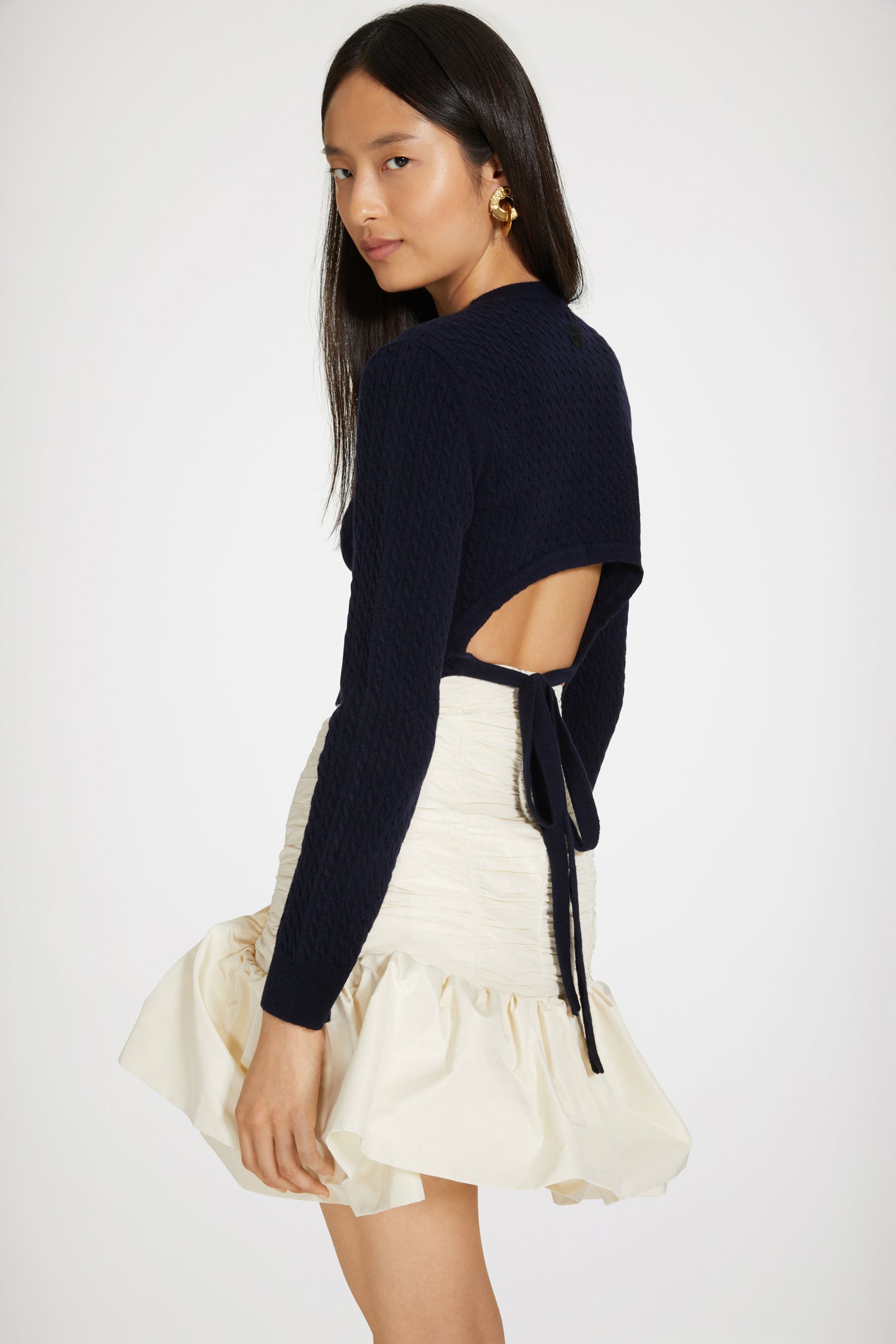 Patou - Jupe courte à volants en faille recyclée - Ivory - La minijupe se révèle dans une éclosion de faille.Jupe en faille de polyester recyclé ivoire. Coupe courte. Taille haute. Silhouette ajustée et froncée avec double volant à l'ourlet. Zip au dos.Cette jupe est très ajustée. Consultez le guide des tailles pour trouver votre taille.Look #11 du Show Printemps-Eté 2023