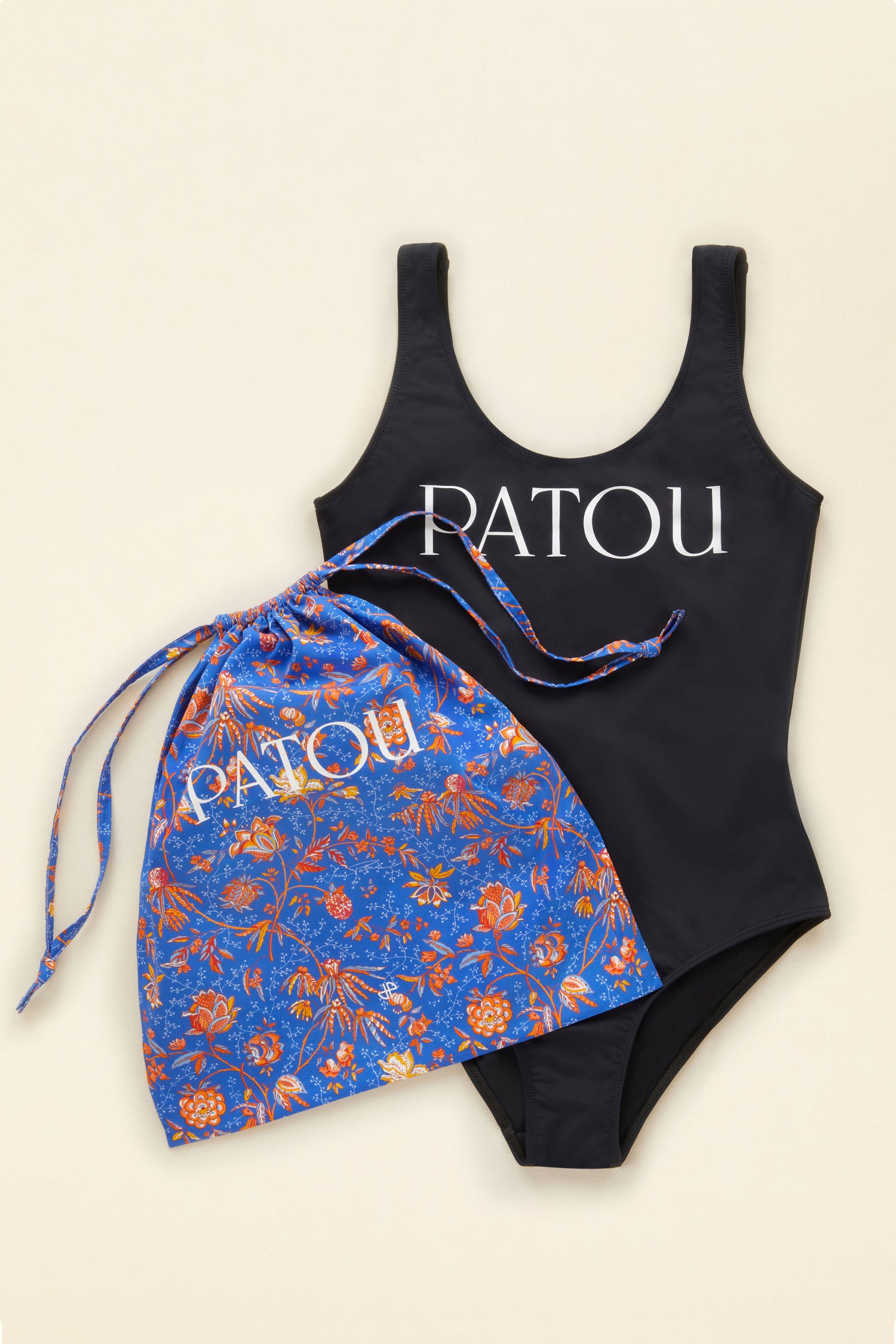 Patou - Costume intero con schiena scoperta - Black - Al mare con Patou!Costume da bagno intero nero. Scollo tondo, schiena scoperta. Logo Patou in lettere bianche sul fronte. Spedito in una busta di cotone bio con stampa Indienne in nuovi colori estivi e il logo Patou bianco.