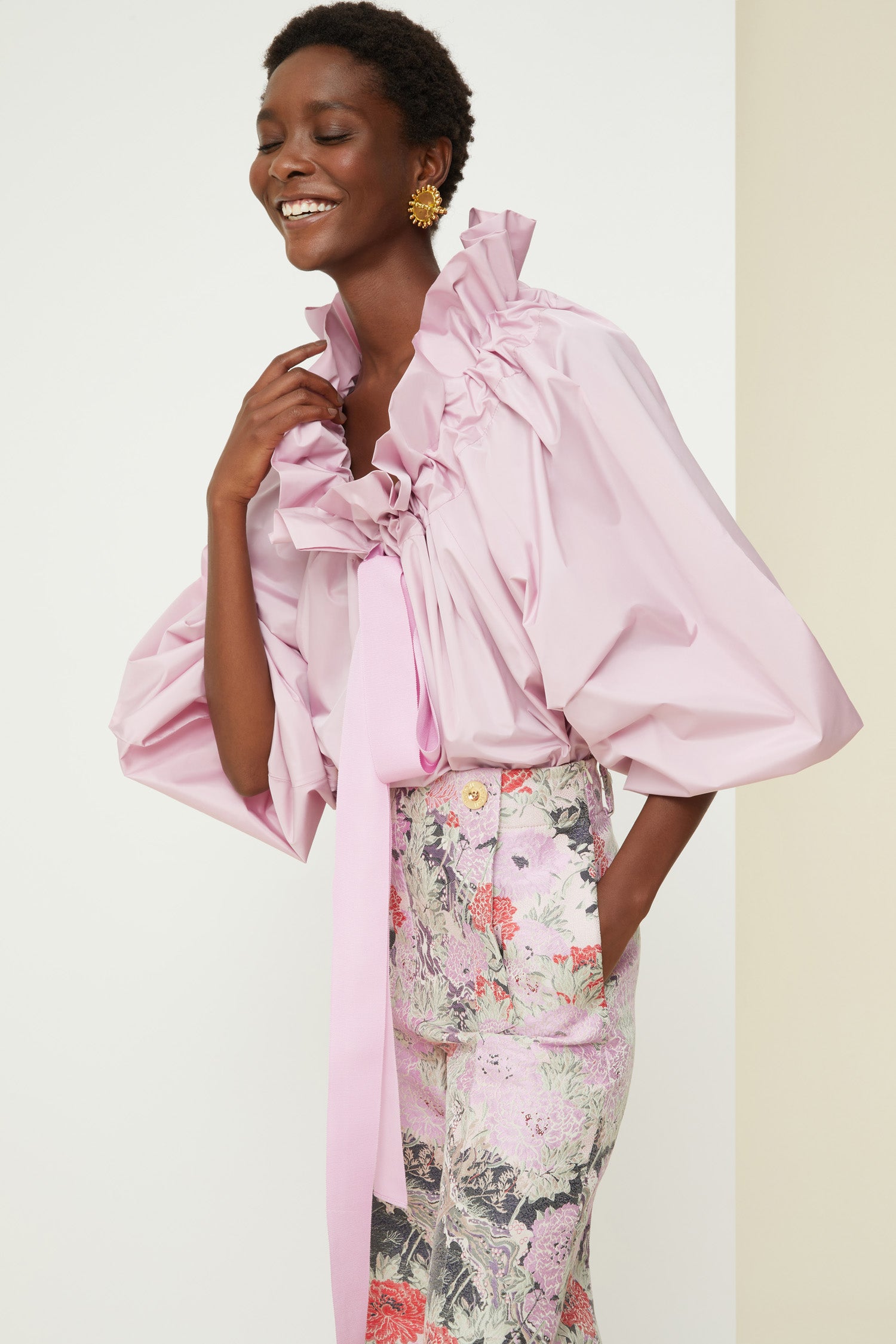 Patou - 刺繍入りシルクトップ - Peony - 愛らしいペイズリー、記憶に残るパトゥ。 カプシーヌレッドのシルク製ブラウス、ペイズリー風カットワーク刺繍。ハイネック、背中にボタン留め。フロントにダーツ。背中にブランドを象徴するカーブシーム。サーキュラーカフスにトップステッチ ディテール、ボタン留め。