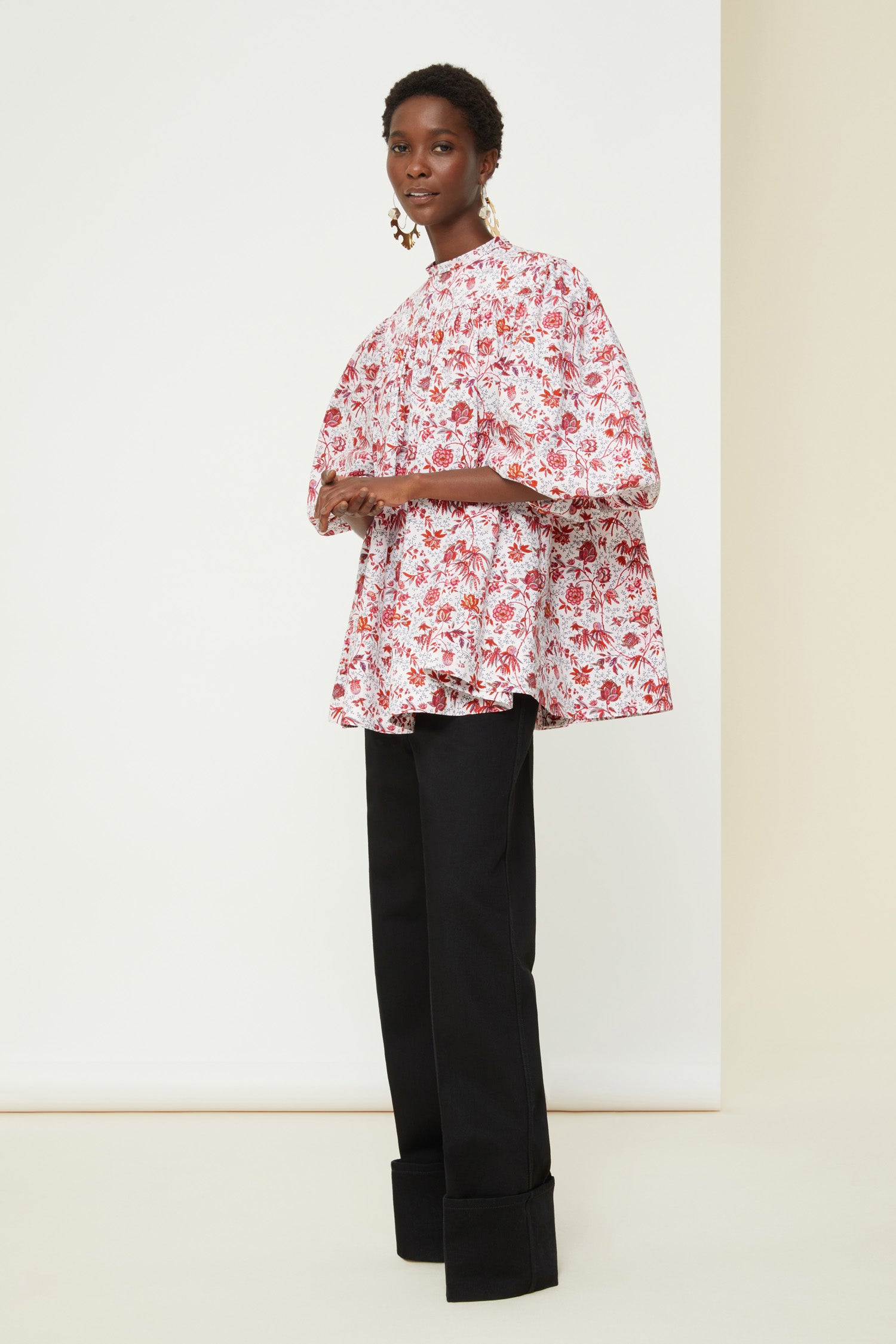 Patou - Communion top in organic cotton - Indienne - Fine details that speak volumes.Printed organic cotton poplin top featuring Act 2’s floral Indienne pattern. Oversized silhouette. Round collar with yoke and tie fastening at the back. Puff sleeves with elasticated cuffs.