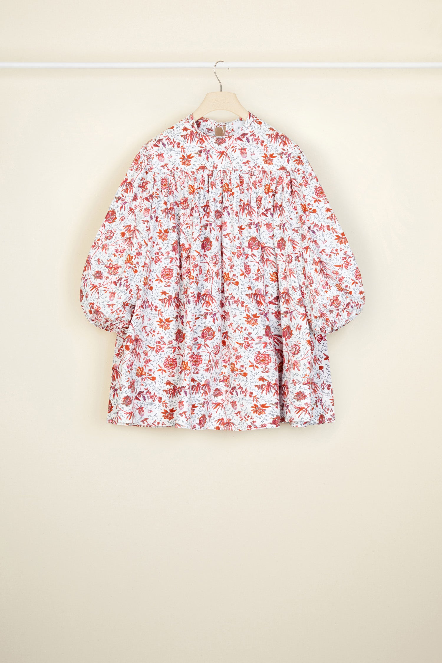Patou - Communion top in organic cotton - Indienne - Fine details that speak volumes.Printed organic cotton poplin top featuring Act 2’s floral Indienne pattern. Oversized silhouette. Round collar with yoke and tie fastening at the back. Puff sleeves with elasticated cuffs.