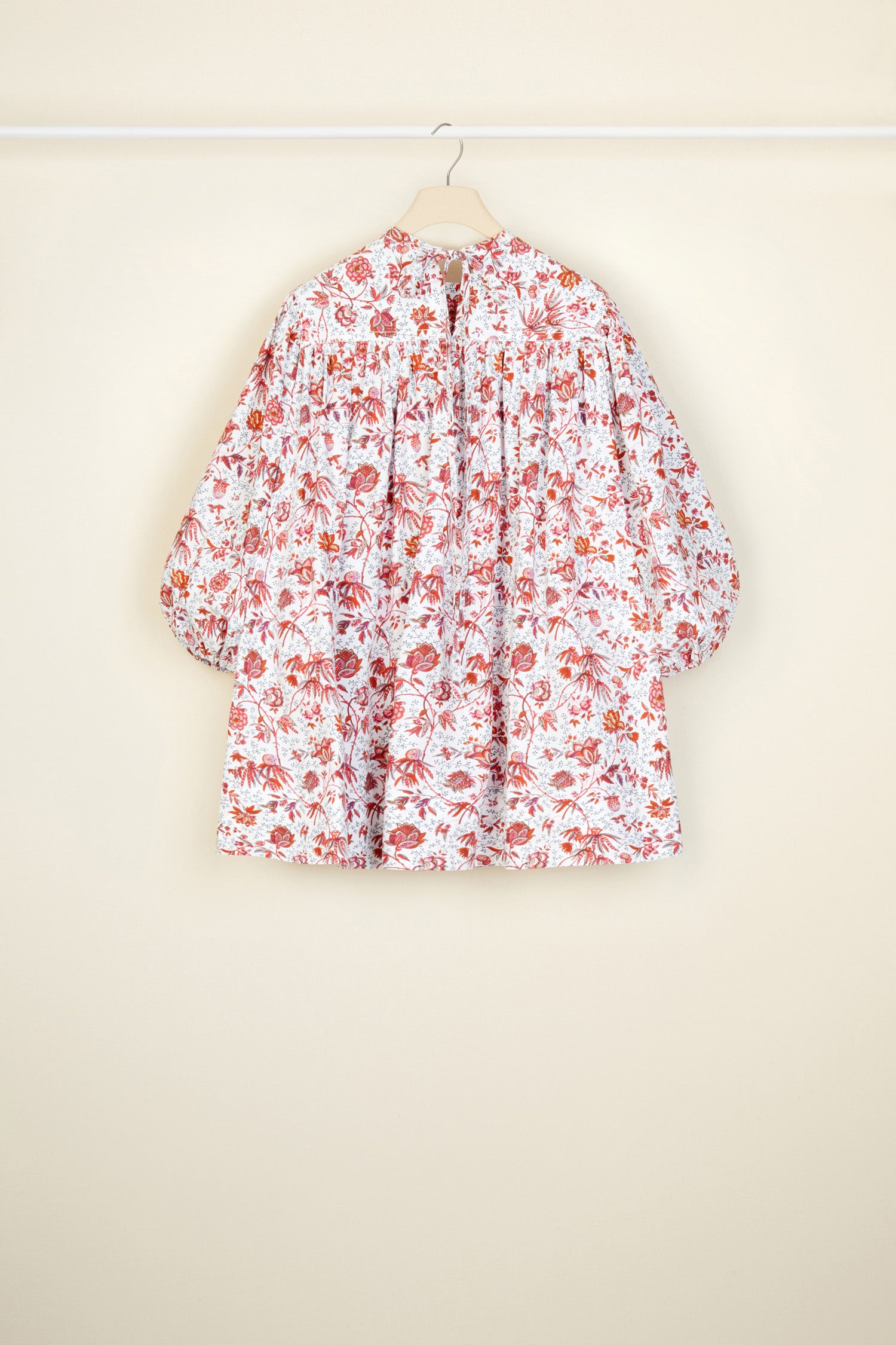 Patou - Communion top in organic cotton - Indienne - Fine details that speak volumes.Printed organic cotton poplin top featuring Act 2’s floral Indienne pattern. Oversized silhouette. Round collar with yoke and tie fastening at the back. Puff sleeves with elasticated cuffs.