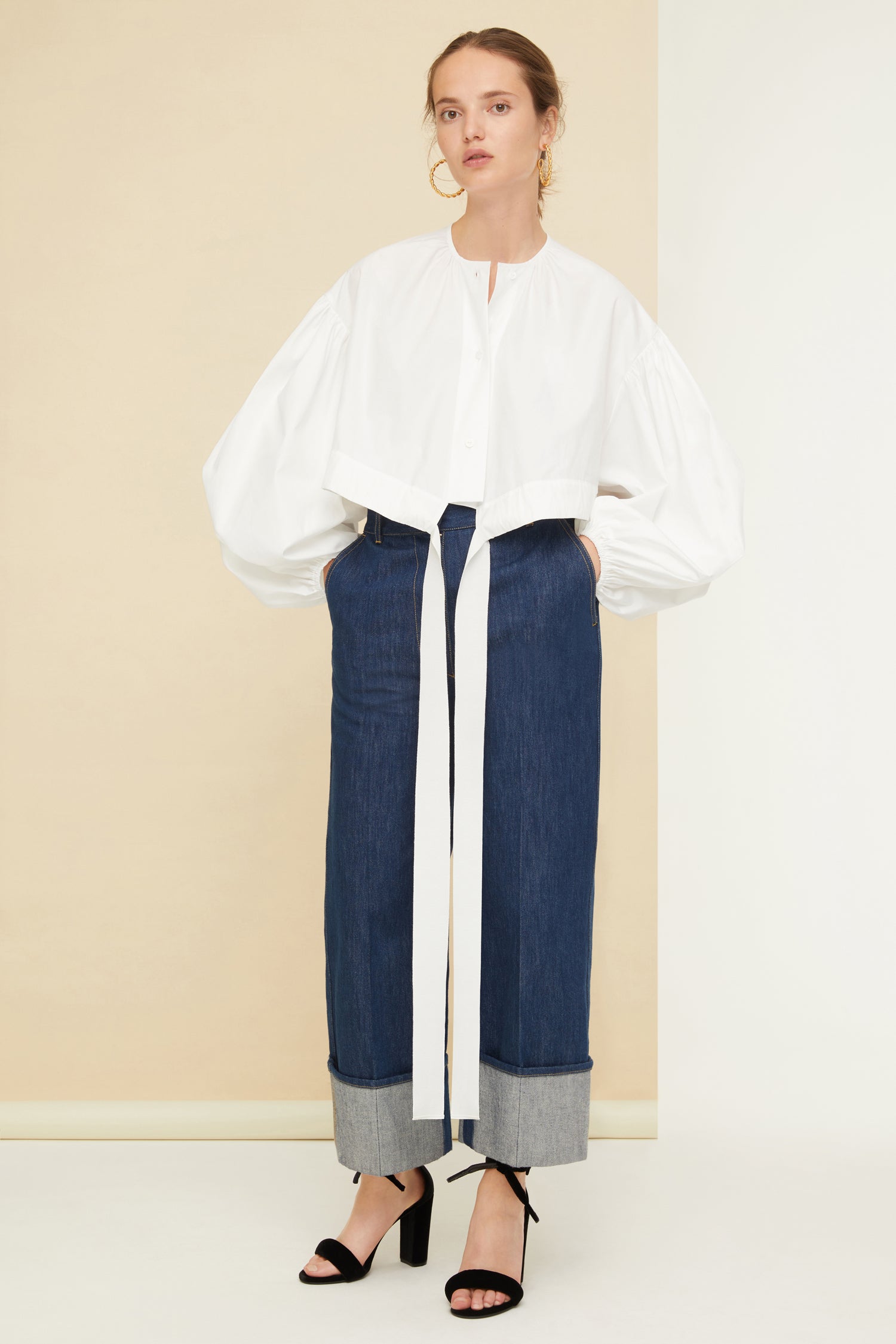 Patou - Cropped volume top in organic cotton - White - Volume for (happy) days.White organic cotton top. Cropped silhouette. Round neckline. Button fastening down the front. Volume sleeves with elasticated cuffs. Drawstring waistband with grosgrain ties.