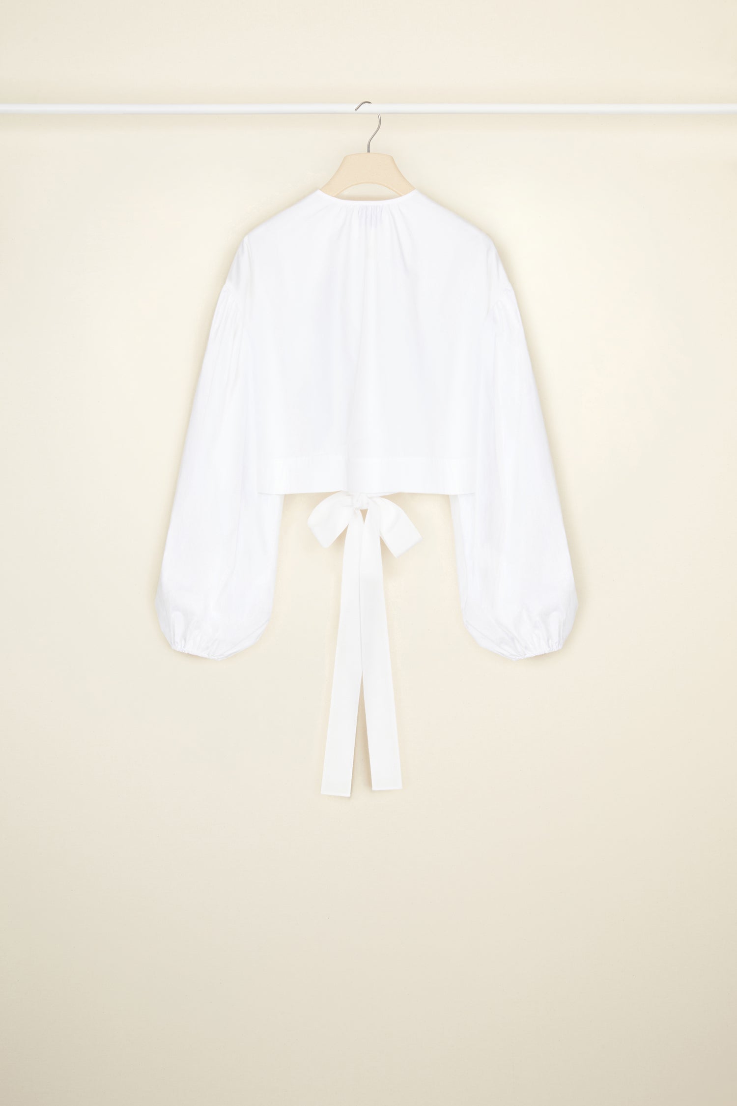 Patou - Cropped volume top in organic cotton - White - Volume for (happy) days.White organic cotton top. Cropped silhouette. Round neckline. Button fastening down the front. Volume sleeves with elasticated cuffs. Drawstring waistband with grosgrain ties.