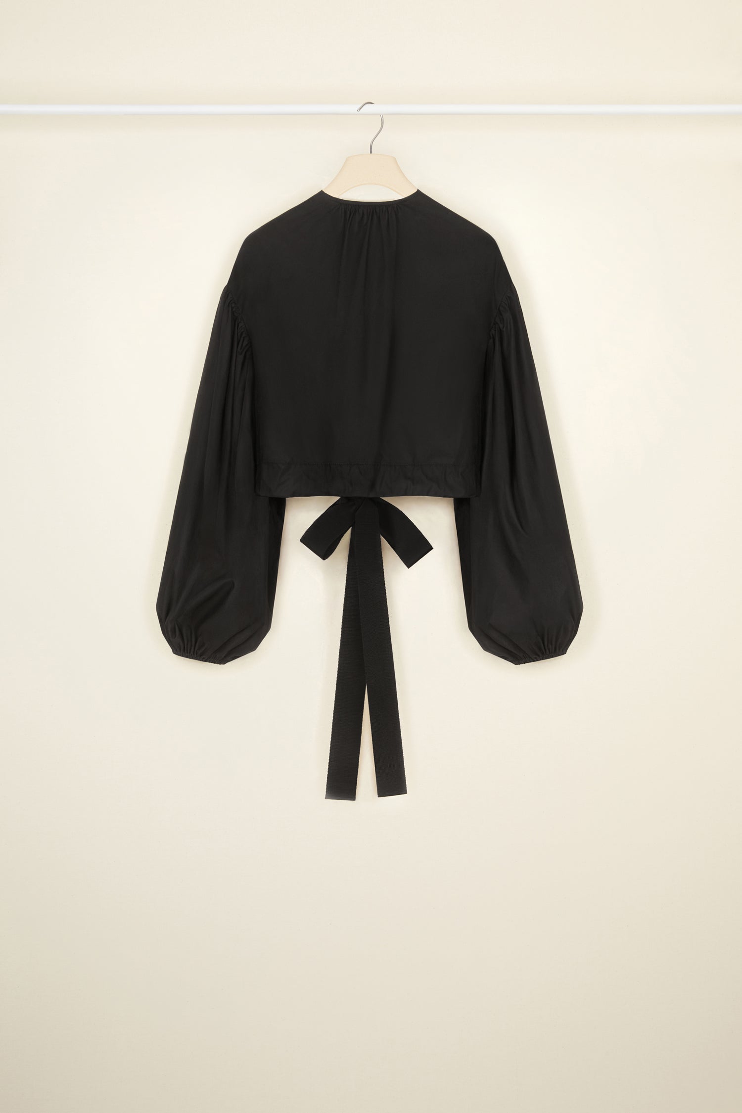 Patou - Haut court volumineux en coton bio - Black - Volume de jour, volume toujours.Haut en coton bio noir. Silhouette courte. Encolure arrondie. Fermeture par boutons à l'avant. Manches volumineuses à poignets élastiqués. Taille à coulisse avec grosgrain.