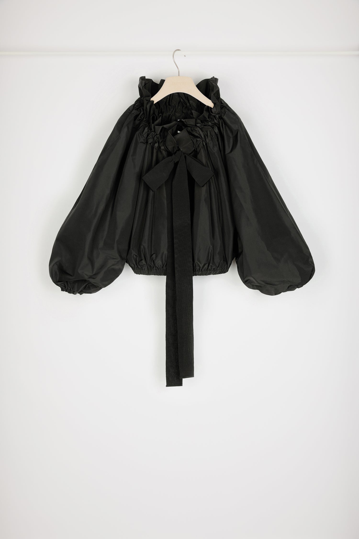 Patou - Top corto in faille riciclato con maniche a palloncino - Black - Collo alto o spalla scoperta? Il top Patou da indossare come decidi tu. Top in faille riciclato nero. Vestibilità oversize. Può essere indossato chiuso sul collo o in modo da scoprire le spalle. Collo con dettaglio di balza sul davanti e coulisse in grosgrain. Maniche a pipistrello con polsini elasticizzati. Vita elasticizzata.Spring-Summer 2023 Show - Looks #11 and #14Modello corto.