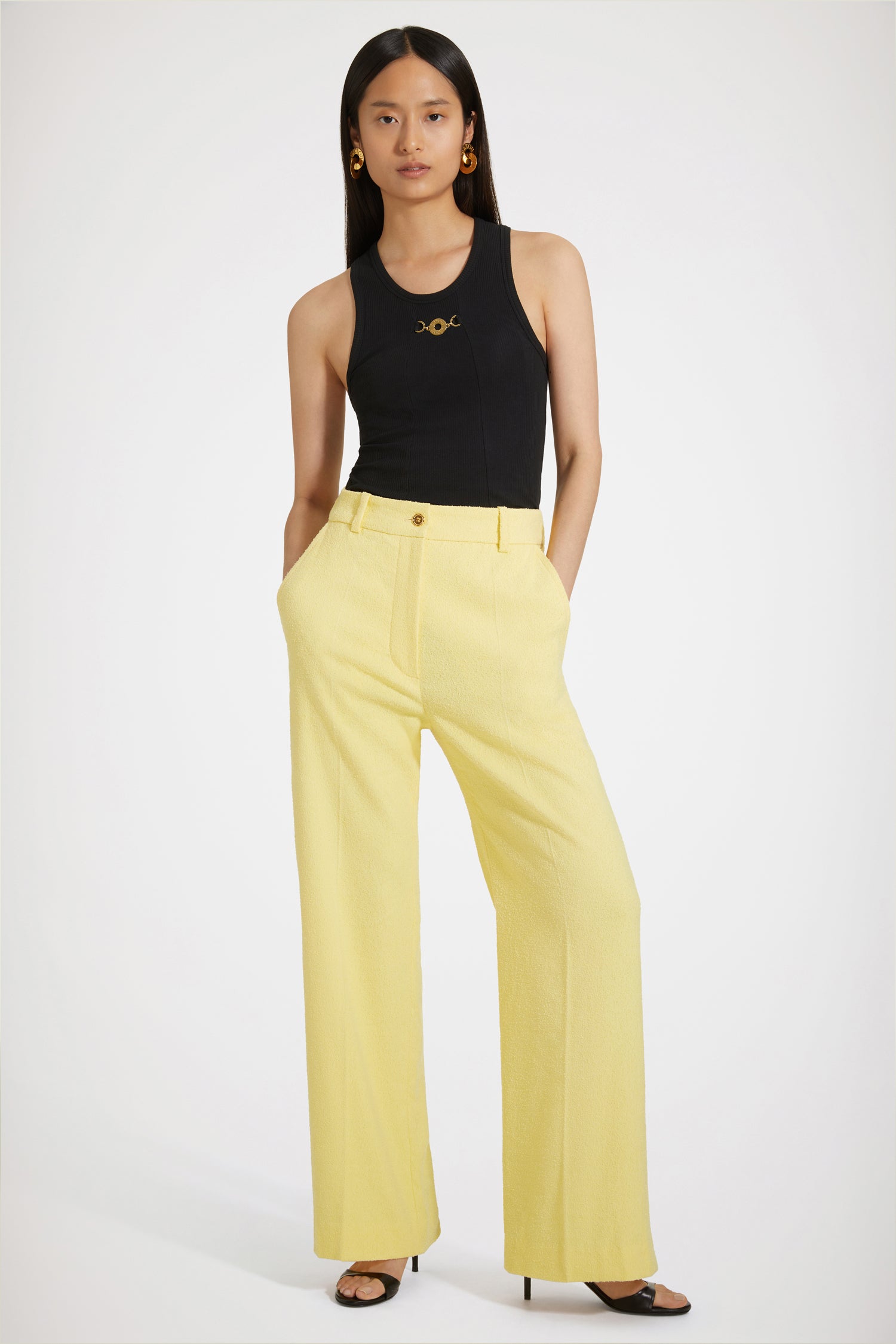 Patou - Ikonische Hose aus Baumwollmix und Tweed - Mimosa - Tadellose Schneiderkunst mit einem Lächeln: ein Leben in Patou.Patous ikonische, maßgeschneiderte Hose aus Baumwollmix und Stretch-Tweed in Mimosen-Gelb. Gerade geschnitten. Verschluss mit einem goldfarbenen Knopf mit JP-Gravur und Reißverschluss vorne. Gürtelschlaufen, zwei Seitentaschen. Charakteristische Abnäher hinten.