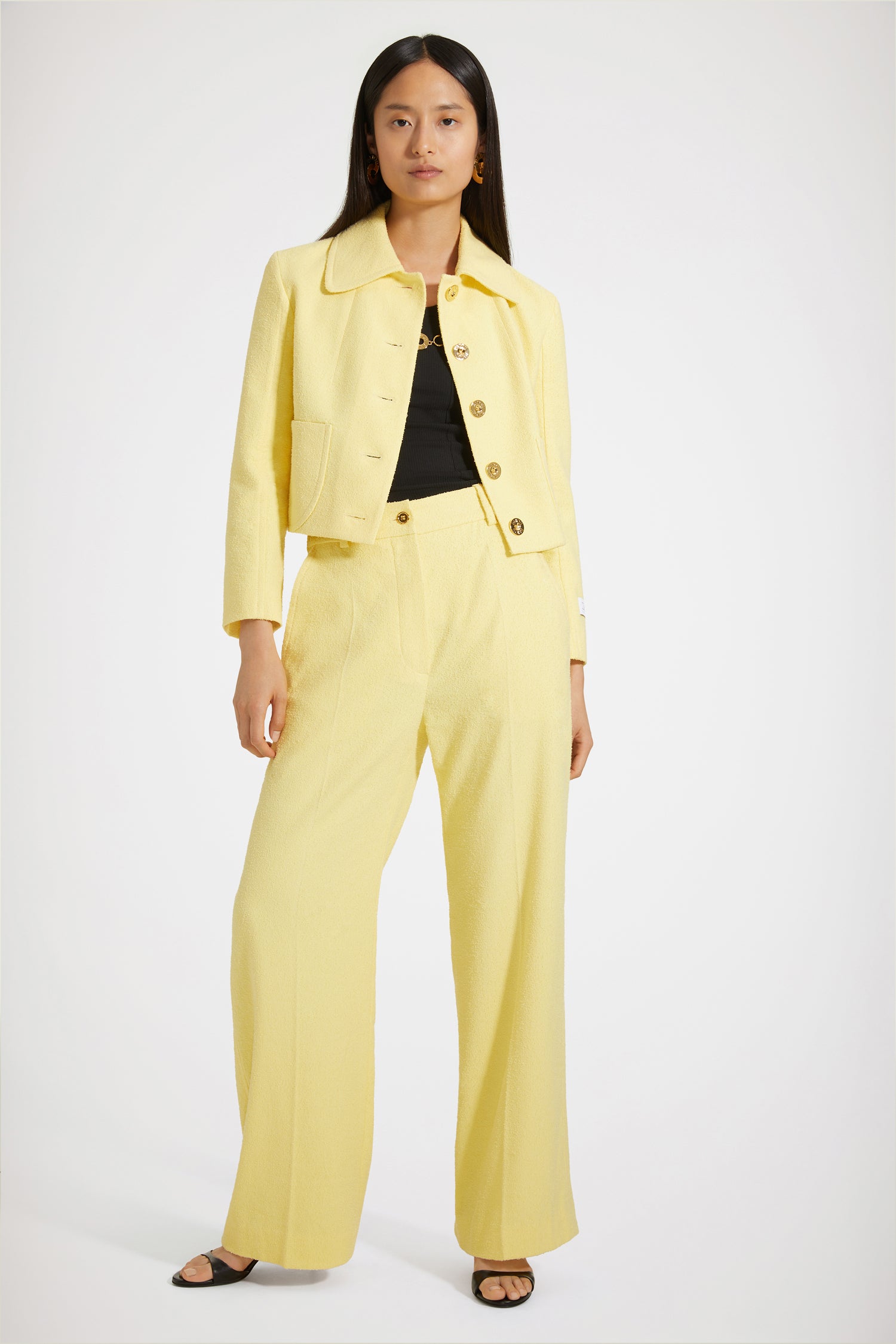 Patou - Ikonische Hose aus Baumwollmix und Tweed - Mimosa - Tadellose Schneiderkunst mit einem Lächeln: ein Leben in Patou.Patous ikonische, maßgeschneiderte Hose aus Baumwollmix und Stretch-Tweed in Mimosen-Gelb. Gerade geschnitten. Verschluss mit einem goldfarbenen Knopf mit JP-Gravur und Reißverschluss vorne. Gürtelschlaufen, zwei Seitentaschen. Charakteristische Abnäher hinten.