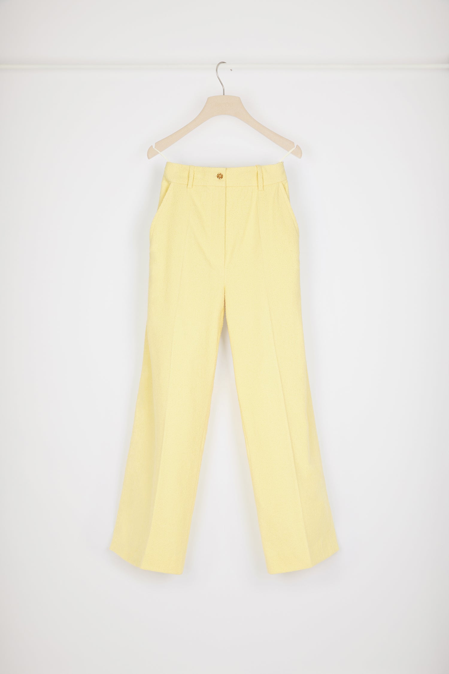 Patou - Ikonische Hose aus Baumwollmix und Tweed - Mimosa - Tadellose Schneiderkunst mit einem Lächeln: ein Leben in Patou.Patous ikonische, maßgeschneiderte Hose aus Baumwollmix und Stretch-Tweed in Mimosen-Gelb. Gerade geschnitten. Verschluss mit einem goldfarbenen Knopf mit JP-Gravur und Reißverschluss vorne. Gürtelschlaufen, zwei Seitentaschen. Charakteristische Abnäher hinten.