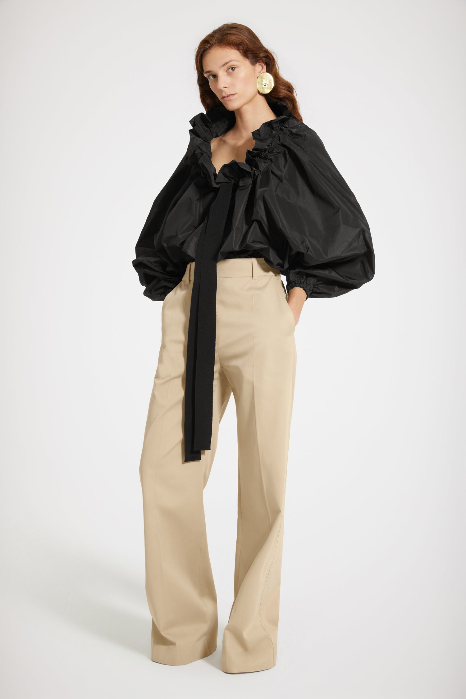 Patou - Iconic gabardine trousers in organic cotton - Sand - Flawless tailoring with a smile: a life in Patou.Patou’s iconic tailored trousers crafted from Sand beige cotton gabardine. Straight fit. Fastens via a gold-coloured JP-engraved button and zip at the front. Belt loops, two pockets at the sides. Signature darts at the back.