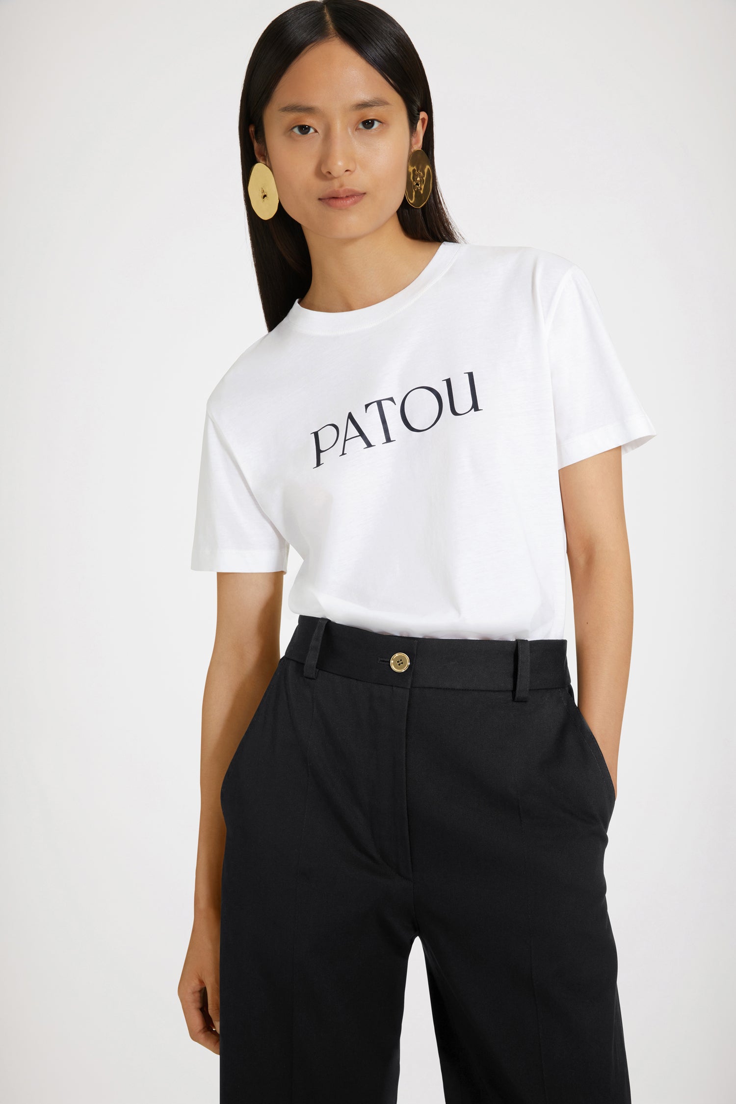 Patou - Pantalone iconico in gabardine bio - Black - Linee couture e gran sorrisi: la vita in Patou!Pantalone in gabardine di cotone bio nero. Modello iconico. Gamba dritta. Chiusura con bottone oro inciso JP e zip. Passanti per cinture e tasche laterali. Pinces signature sul retro.