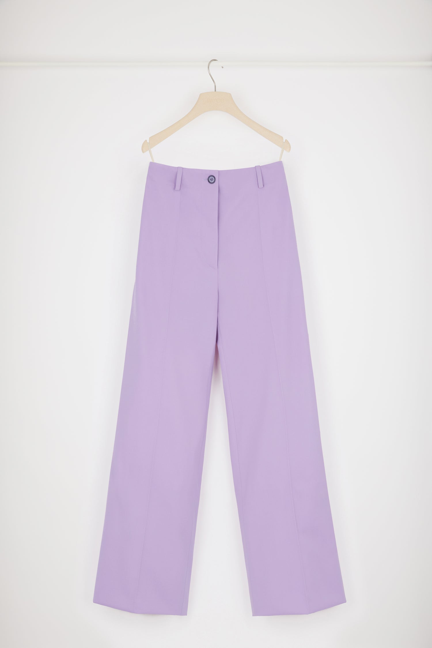 Patou - Ikonische lange Hose aus Schurwolle - Wisteria - Tadellose Schneiderkunst mit einem Lächeln: ein Leben in Patou.Stretch-Hose aus Schurwolle in Blauregen-Violett. Charakteristische Patou Passform. Gerade geschnitten. Verschluss mit einem goldfarbenen Knopf mit JP-Gravur und Reißverschluss vorne. Gürtelschlaufen, zwei Seitentaschen. Charakteristische Abnäher hinten.