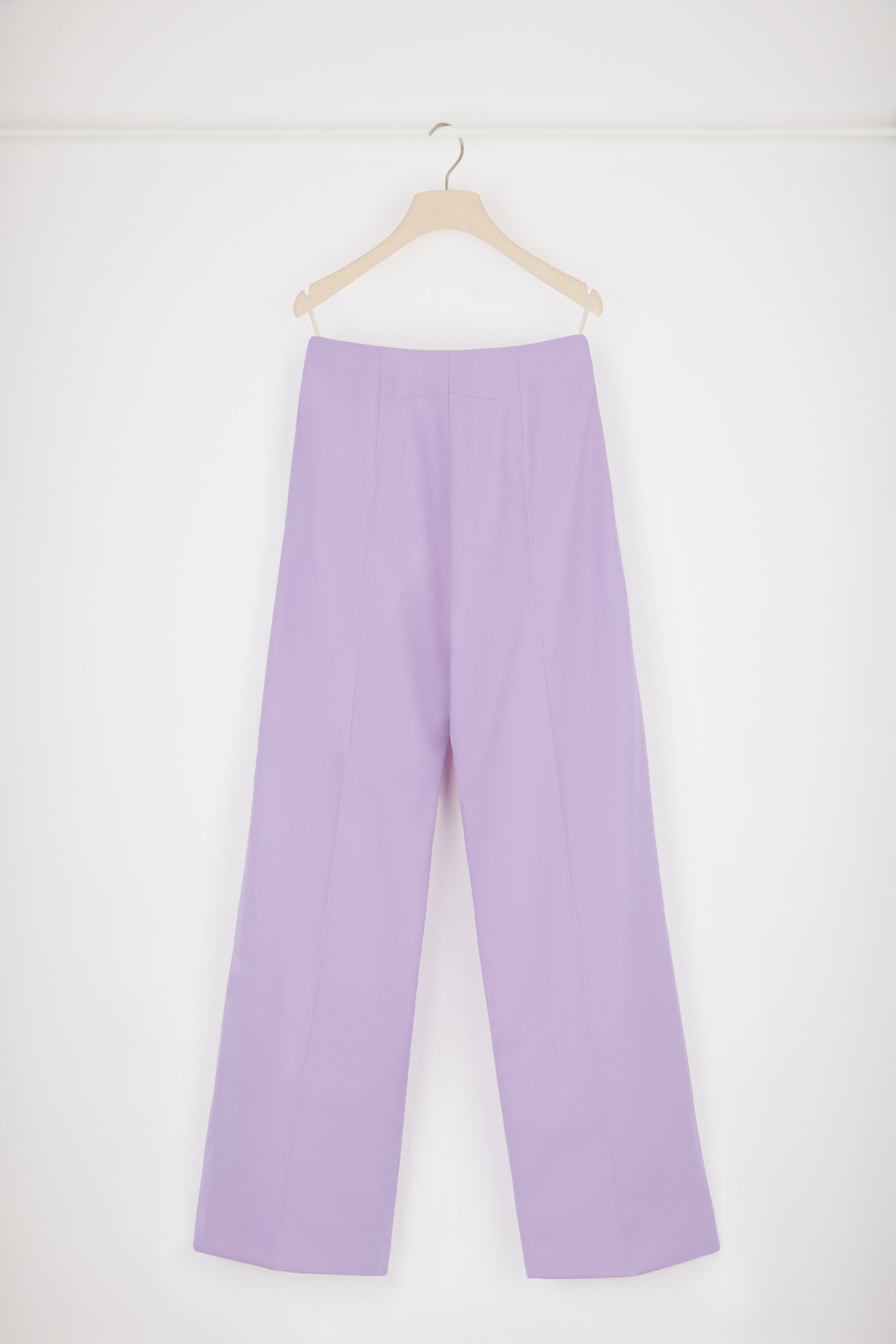 Patou - Ikonische lange Hose aus Schurwolle - Wisteria - Tadellose Schneiderkunst mit einem Lächeln: ein Leben in Patou.Stretch-Hose aus Schurwolle in Blauregen-Violett. Charakteristische Patou Passform. Gerade geschnitten. Verschluss mit einem goldfarbenen Knopf mit JP-Gravur und Reißverschluss vorne. Gürtelschlaufen, zwei Seitentaschen. Charakteristische Abnäher hinten.