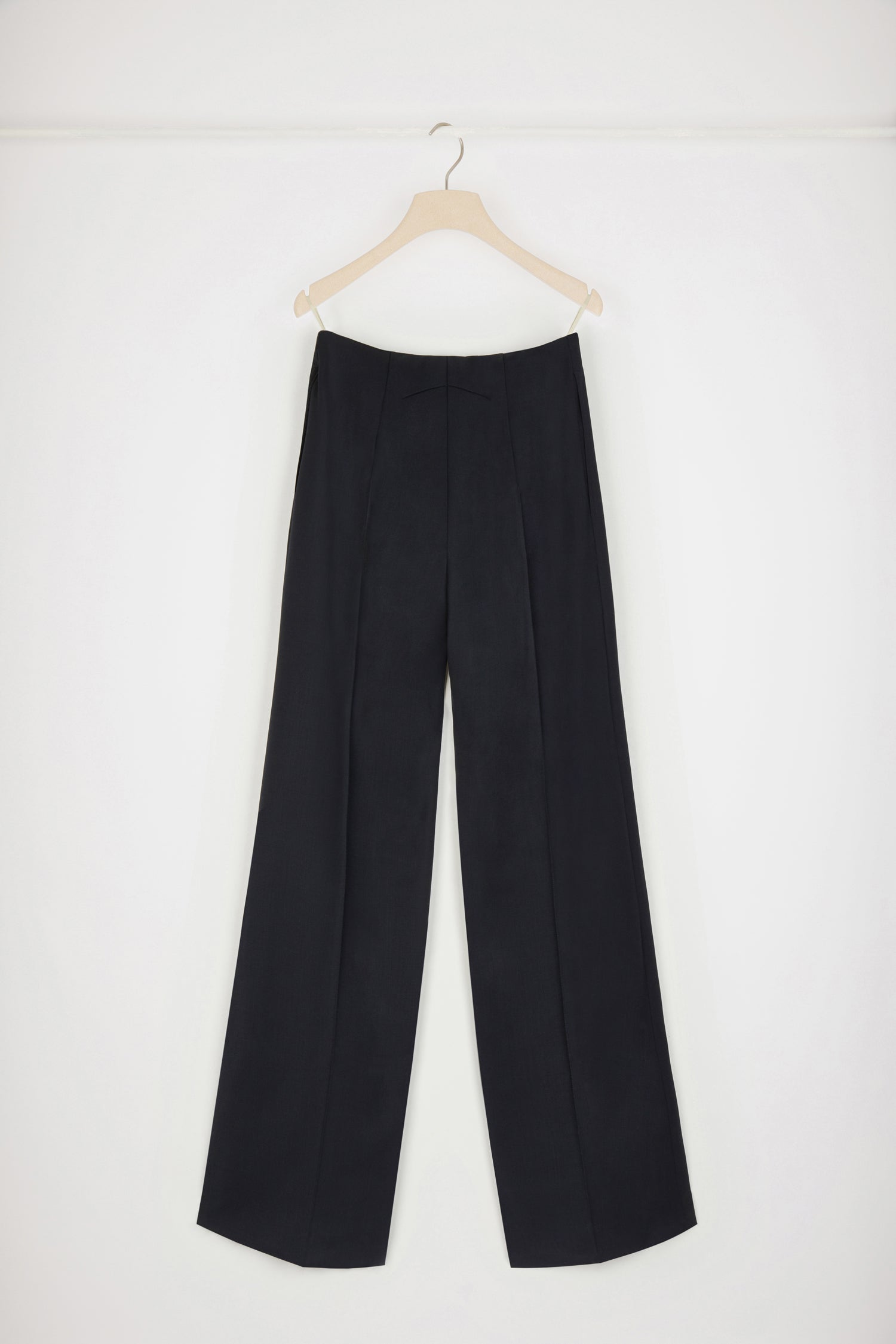 Patou - Iconic long trousers in virgin wool - Night Blue - Flawless tailoring with a smile: a life in Patou.Night blue stretch virgin wool trousers. Iconic Patou silhouette. Straight fit. Fastens via a gold-coloured JP-engraved button and zip at the front. Belt loops, two pockets at the sides. Signature darts at the back.