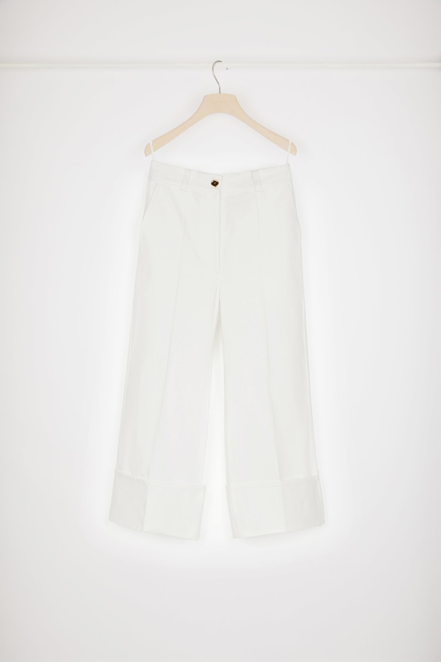 Patou - Pantalon iconique en denim bio à revers - White - Le denim se pare d'or et d'ourlets.Pantalon en denim bio blanc. Modèle iconique à jambe droite. Surpiqûres en contraste. Fermeture par bouton doré gravé JP et glissière à l’avant. Passants de ceinture à l’avant et poches latérales. Pinces à l'arrière. Revers exagéré.Ce pantalon se porte sur les hanches. Si vous souhaitez le porter taille haute, nous vous conseillons de prendre une taille en-dessous de votre taille habituelle.