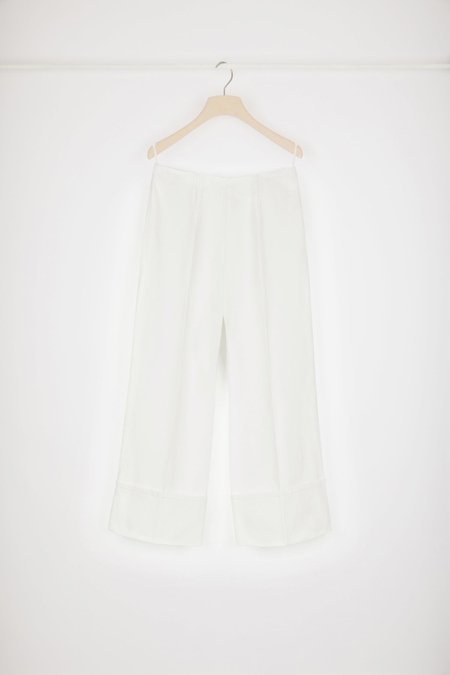 Patou - Pantalon iconique en denim bio à revers - White - Le denim se pare d'or et d'ourlets.Pantalon en denim bio blanc. Modèle iconique à jambe droite. Surpiqûres en contraste. Fermeture par bouton doré gravé JP et glissière à l’avant. Passants de ceinture à l’avant et poches latérales. Pinces à l'arrière. Revers exagéré.Ce pantalon se porte sur les hanches. Si vous souhaitez le porter taille haute, nous vous conseillons de prendre une taille en-dessous de votre taille habituelle.