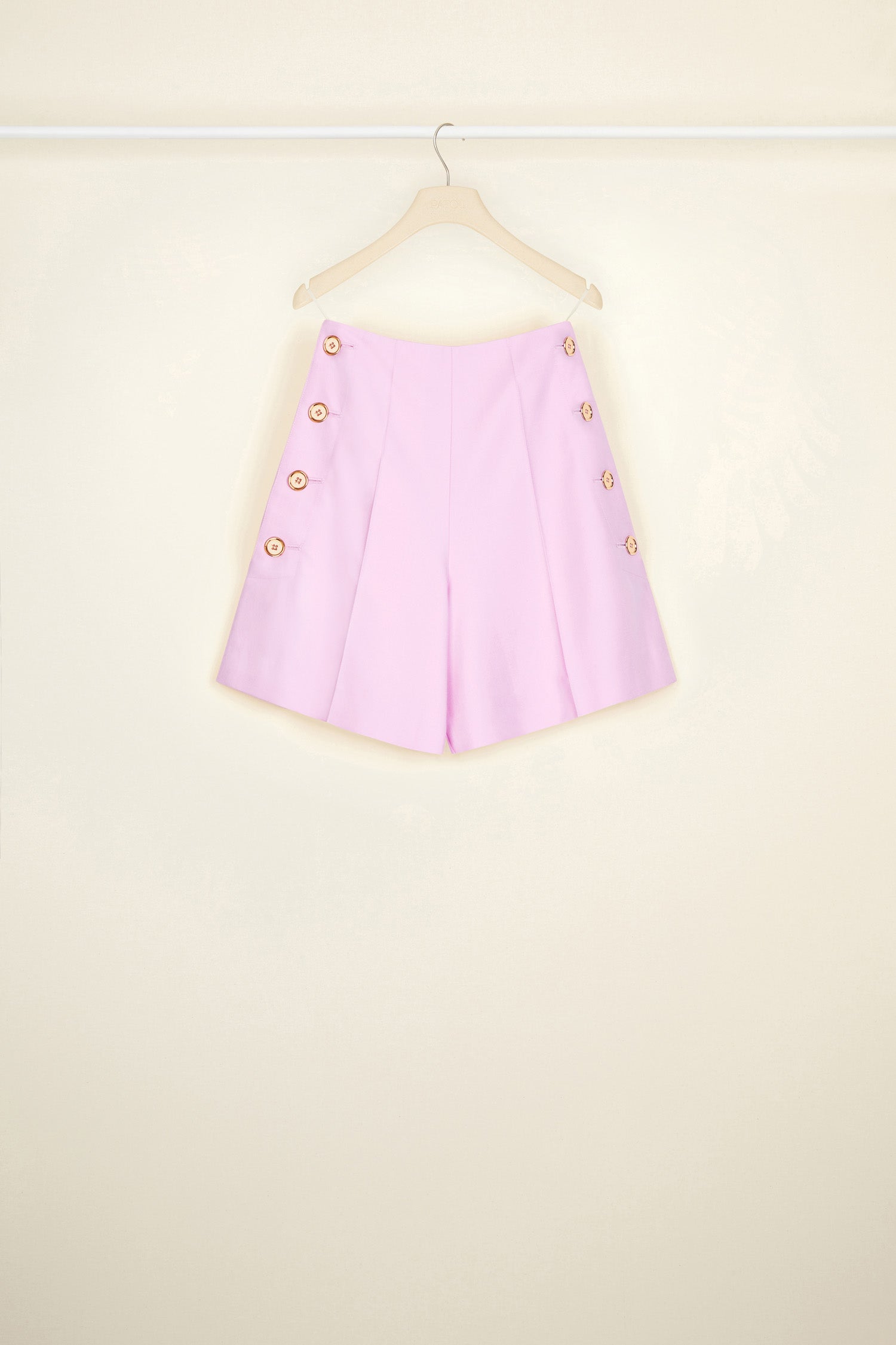 Patou - Ikonische Shorts aus umweltfreundlicher Wolle - Lavender - Perfekt körperbetont, perfekt Patou. Die legendären körpernahen Shorts von Patou aus umweltfreundlichem lavendelrosafarbenen Wolltwill. Hoch geschnittener Stil mit doppelreihigen goldfarbenen Knöpfen mit Gravur seitlich. Große Seitentaschen. Verdeckter Reißverschluss hinten. Gefüttert.