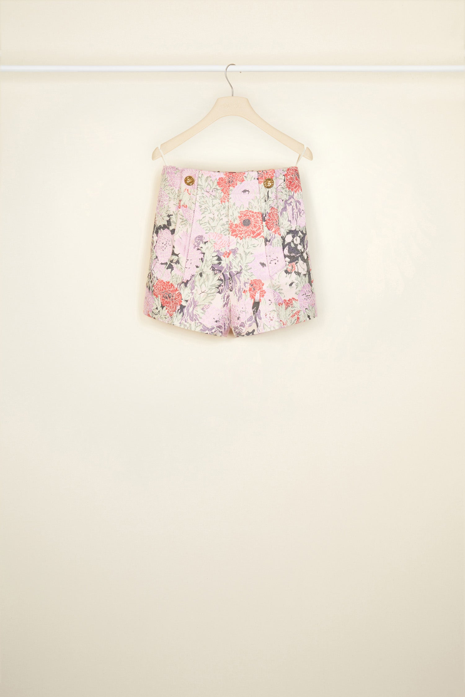 Patou - Hoch geschnittene Shorts aus Baumwolljacquard - Birds and Peonies - Sehr schick und ein bisschen frech, eine Silhouette für die neue Patou Generation. Baumwoll-Jacquard-Hose mit dem Muster Act 2’s Birds and Peonies. Hoher Bund mit goldfarbenen Knöpfen mit Gravur an der Taille. Gürtelschlaufen, seitlicher Reißverschluss. Seitentaschen. Abnäher hinten.