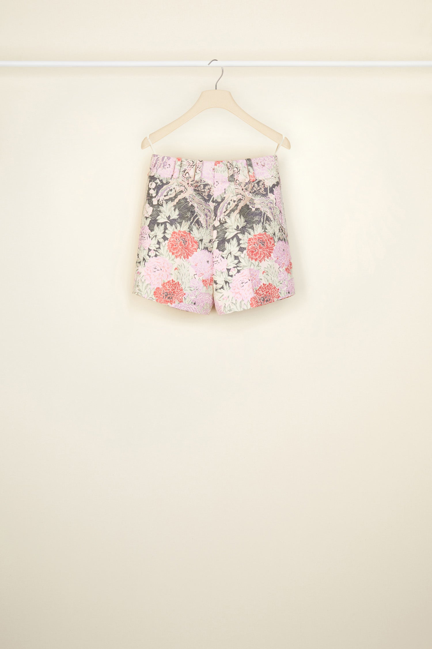 Patou - Hoch geschnittene Shorts aus Baumwolljacquard - Birds and Peonies - Sehr schick und ein bisschen frech, eine Silhouette für die neue Patou Generation. Baumwoll-Jacquard-Hose mit dem Muster Act 2’s Birds and Peonies. Hoher Bund mit goldfarbenen Knöpfen mit Gravur an der Taille. Gürtelschlaufen, seitlicher Reißverschluss. Seitentaschen. Abnäher hinten.