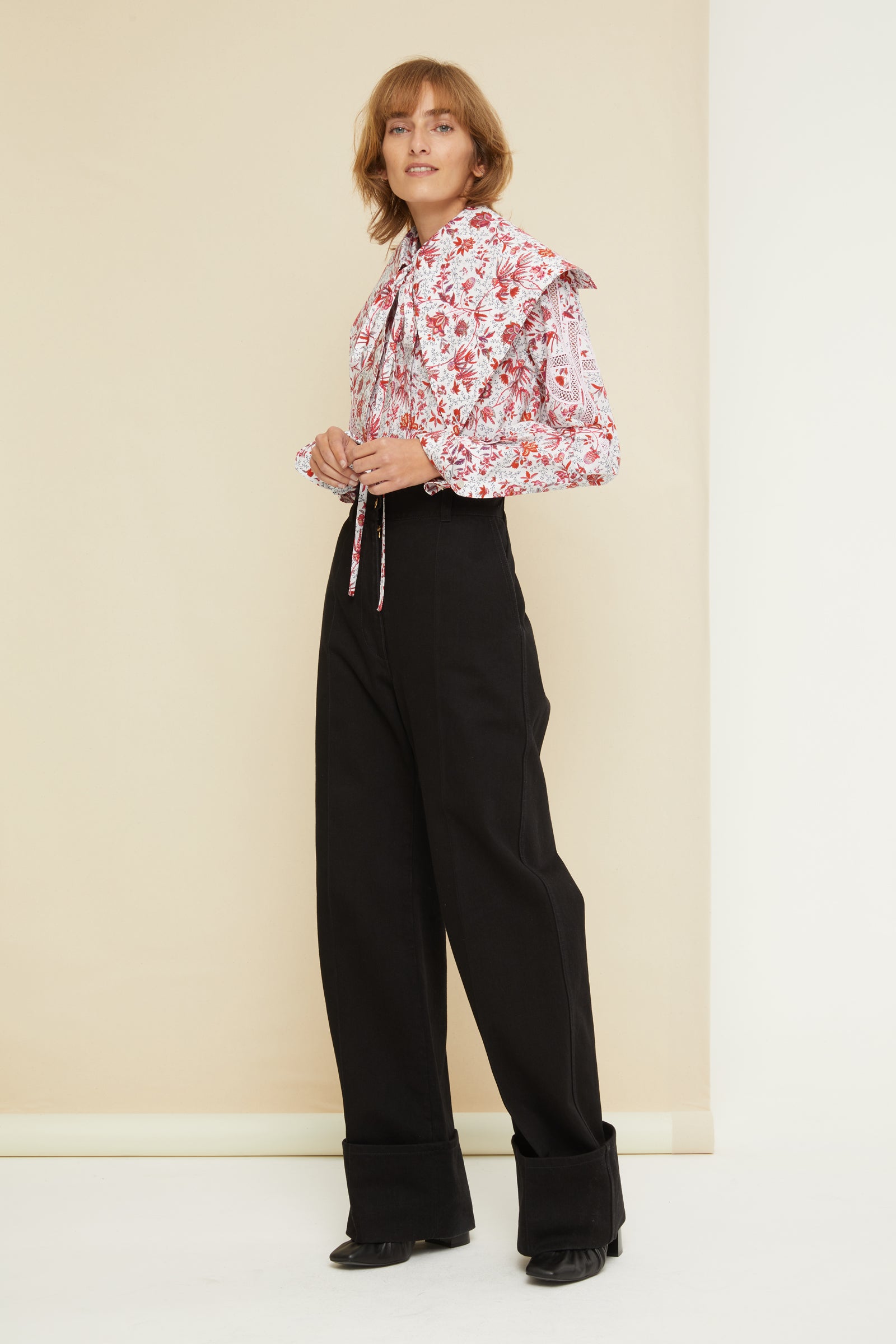 Patou - Cuffed wide-leg trousers in organic denim - Black - Cuffed and loose: denim elevated by Patou. Black organic denim trousers. Wide-legged style. Button fastening with belt loops. Pockets at the sides. Signature curved seam at the back. Wide cuffs.