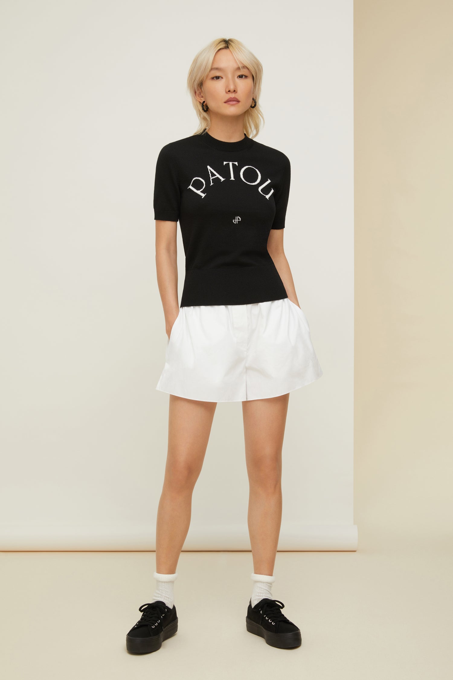 Patou - Pantaloncini boxer in cotone bio - White - Il boxer in versione daywear.Pantaloncini in cotone bio bianco. Modello a ispirazione boxer. Vita elasticizzata con due bottoni incisi JP. Tasche ai lati.