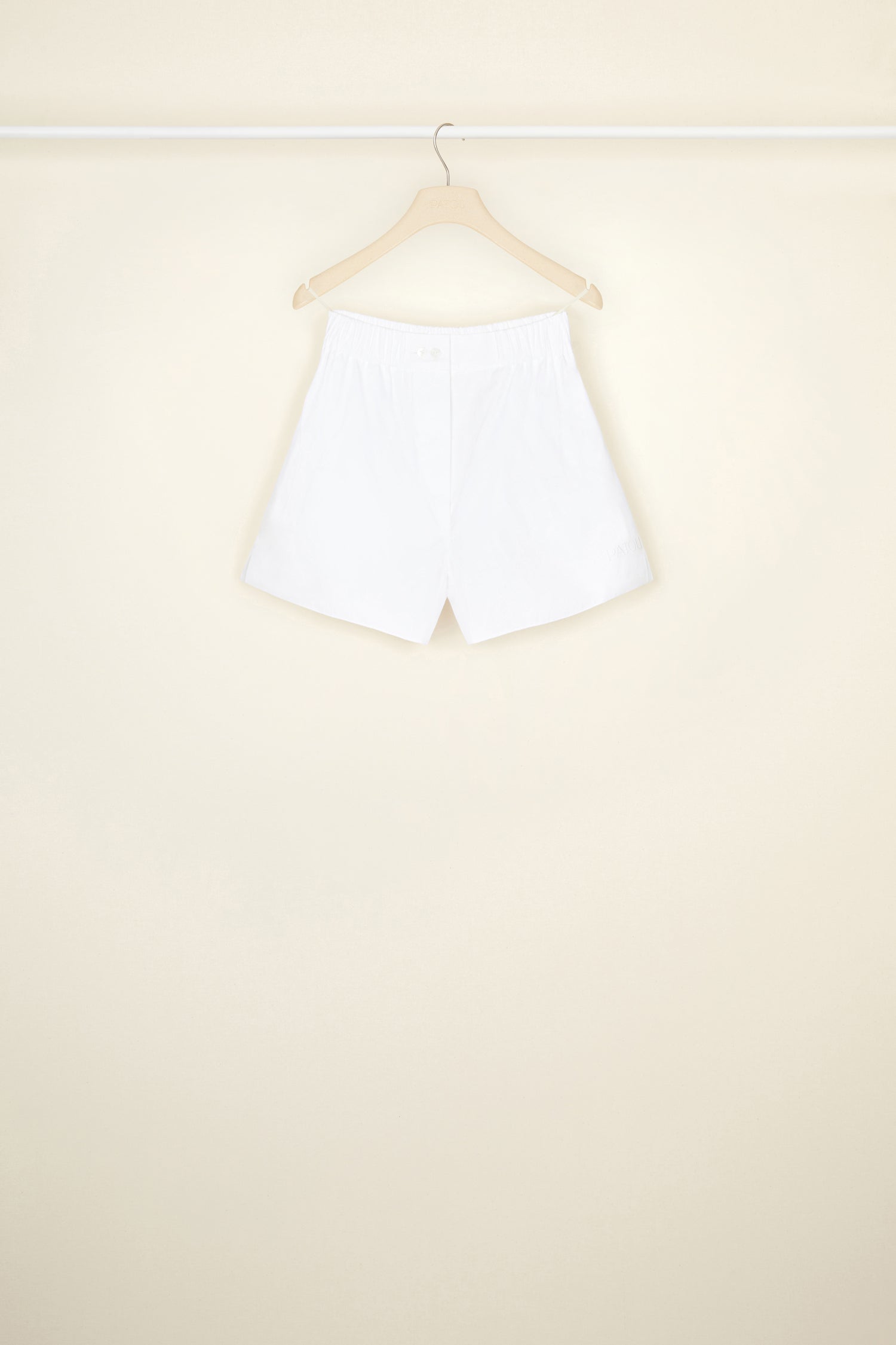 Patou - Pantaloncini boxer in cotone bio - White - Il boxer in versione daywear.Pantaloncini in cotone bio bianco. Modello a ispirazione boxer. Vita elasticizzata con due bottoni incisi JP. Tasche ai lati.