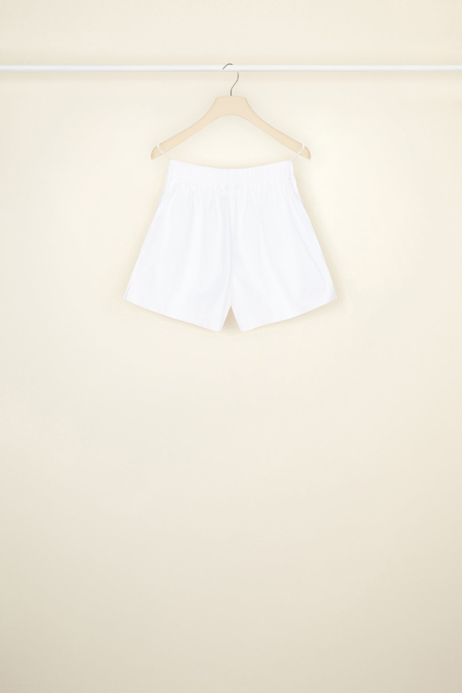 Patou - Pantaloncini boxer in cotone bio - White - Il boxer in versione daywear.Pantaloncini in cotone bio bianco. Modello a ispirazione boxer. Vita elasticizzata con due bottoni incisi JP. Tasche ai lati.