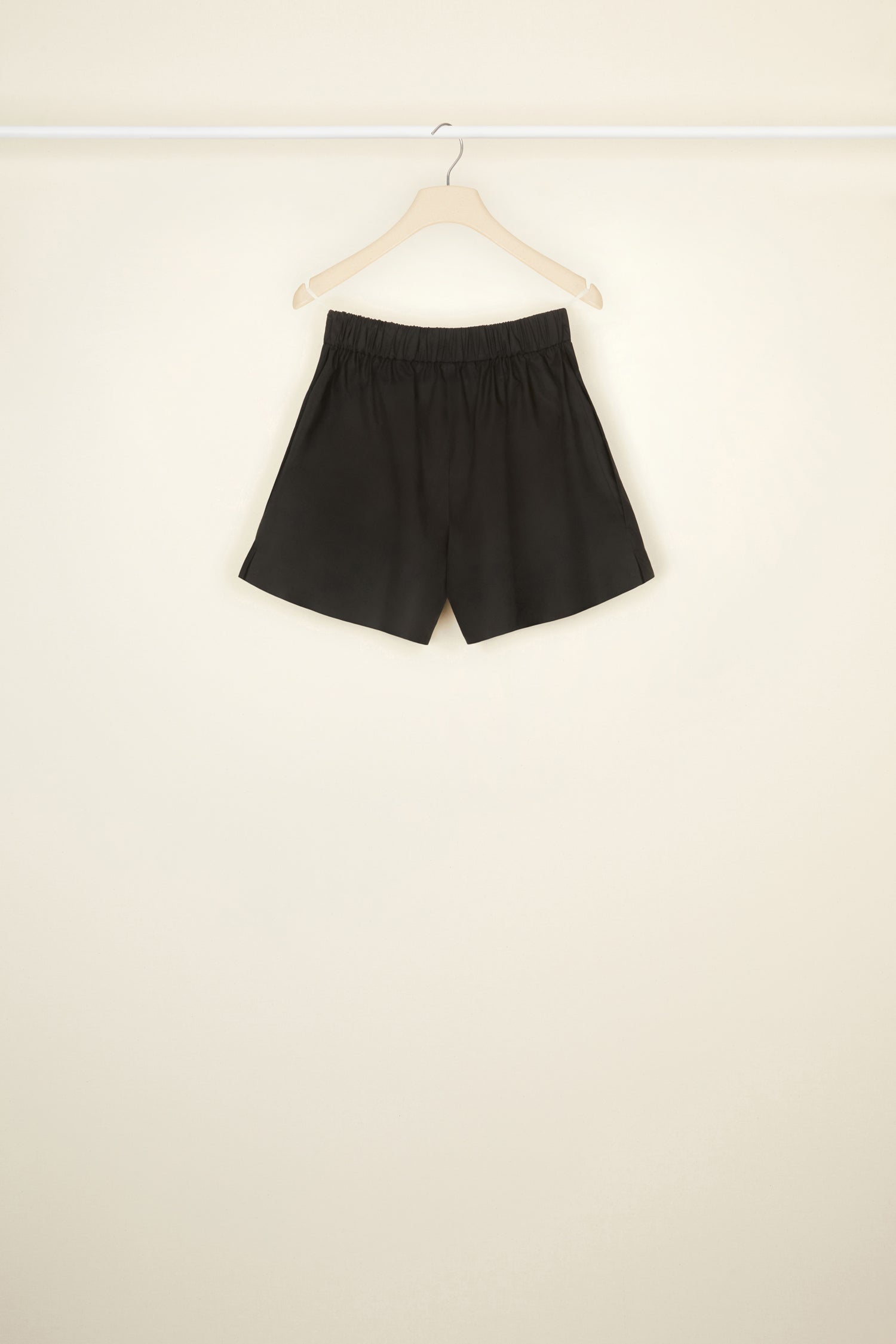 Patou - Boxer shorts in organic cotton - Black - The boxer just got a whole lot chicer. Black organic cotton shorts. Boxer-style silhouette. Elasticated waist with two JP-engraved buttons. Pockets at the sides.
