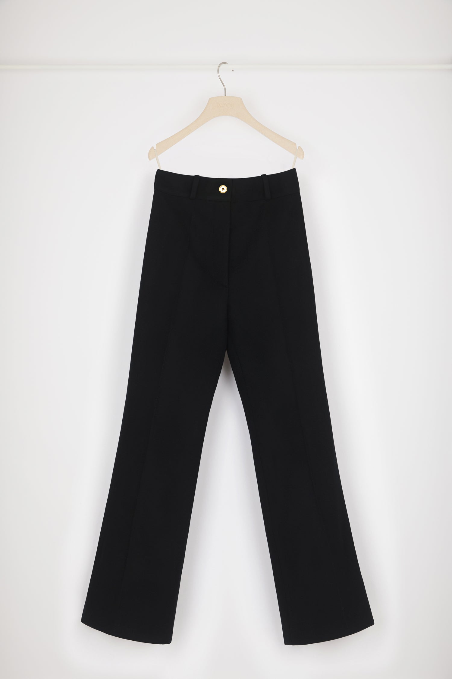 Patou - Pantalone svasato in lana e cachemire eco-sostenibili - Black - Lana responsabile e forma inimitabile: il pantalone firmato Patou.Pantalone in lana e cachemire eco-sostenibili neri. Gamba leggermente svasata con piega davanti e dietro. Silhouette a ispirazione Torre Eiffel. Chiusura con bottone oro. Passanti per cintura. Tasche ai lati.