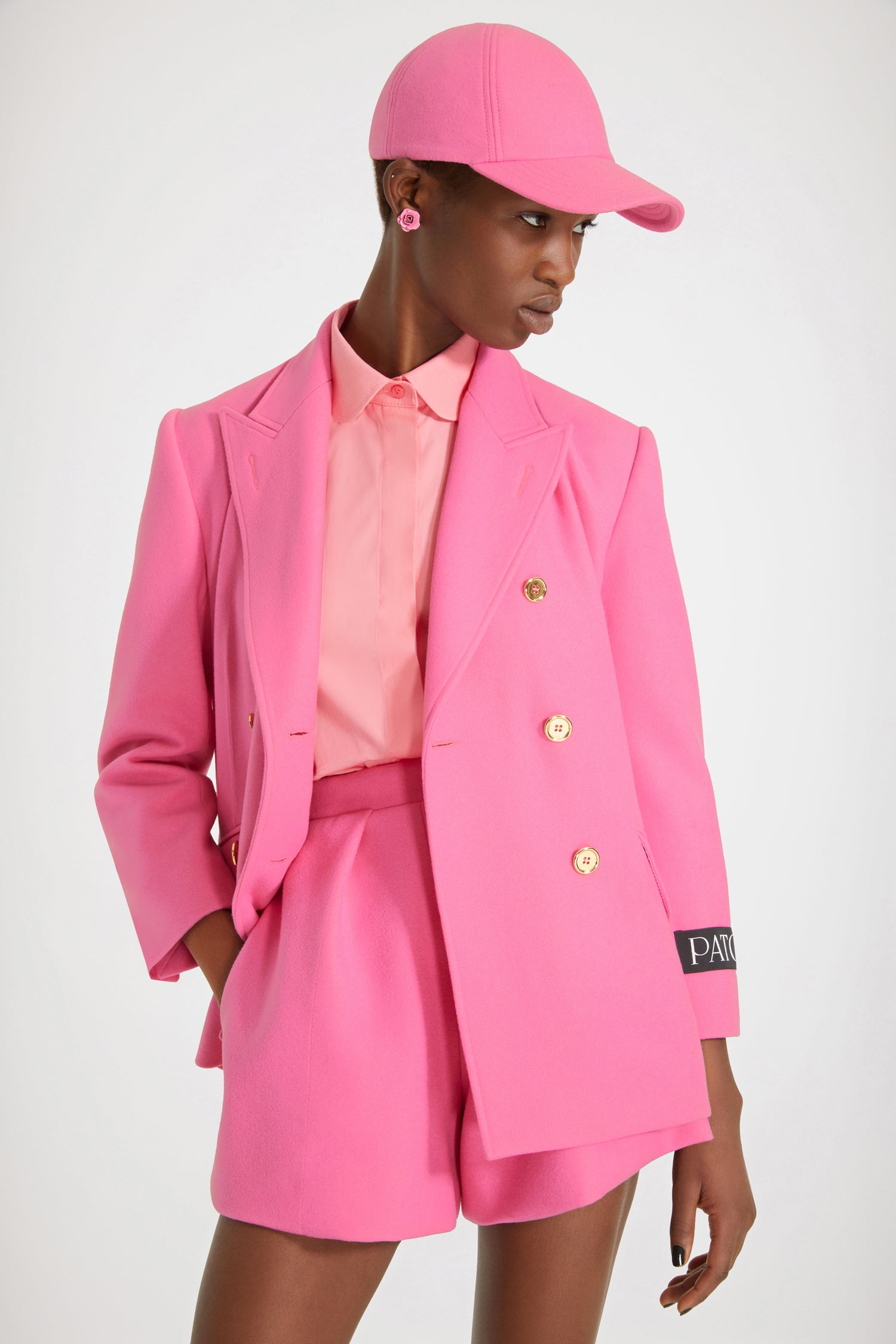 Patou - Pantaloncini in lana e cachemire eco-sostenibili - Darling Pink - Lo stile Patou si declina in versione cortaPantaloncini in lana e cachemire eco-sostenibili rosa darling. Vita alta. Pieghe sul davanti. Chiusura con zip sul retro. Tasche ai lati.