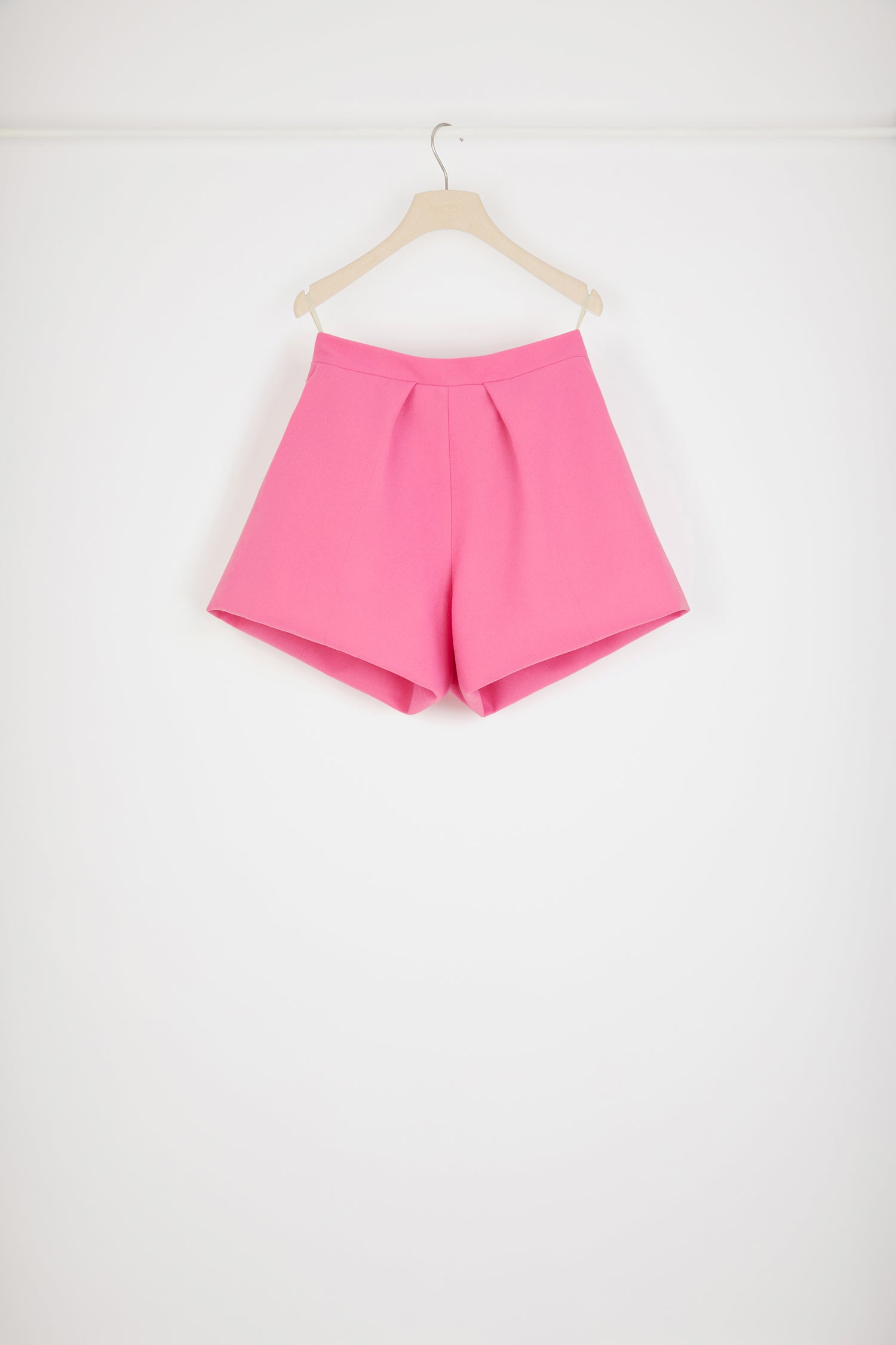 Patou - Pantaloncini in lana e cachemire eco-sostenibili - Darling Pink - Lo stile Patou si declina in versione cortaPantaloncini in lana e cachemire eco-sostenibili rosa darling. Vita alta. Pieghe sul davanti. Chiusura con zip sul retro. Tasche ai lati.