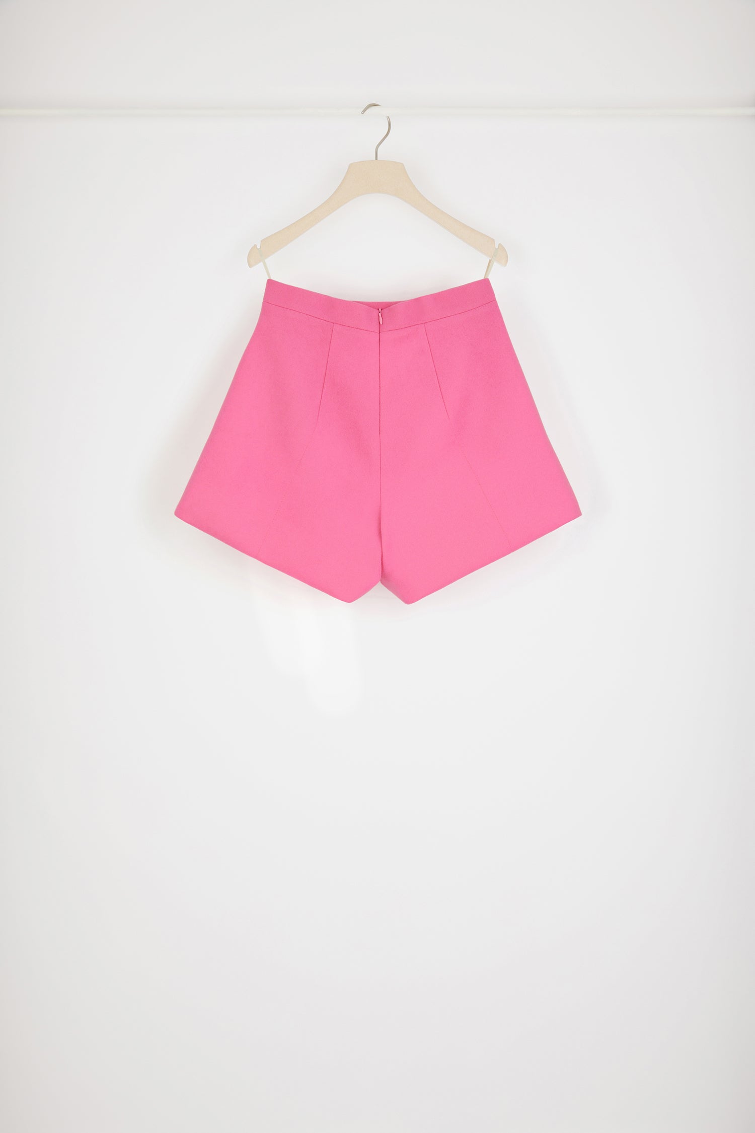 Patou - Pantaloncini in lana e cachemire eco-sostenibili - Darling Pink - Lo stile Patou si declina in versione cortaPantaloncini in lana e cachemire eco-sostenibili rosa darling. Vita alta. Pieghe sul davanti. Chiusura con zip sul retro. Tasche ai lati.