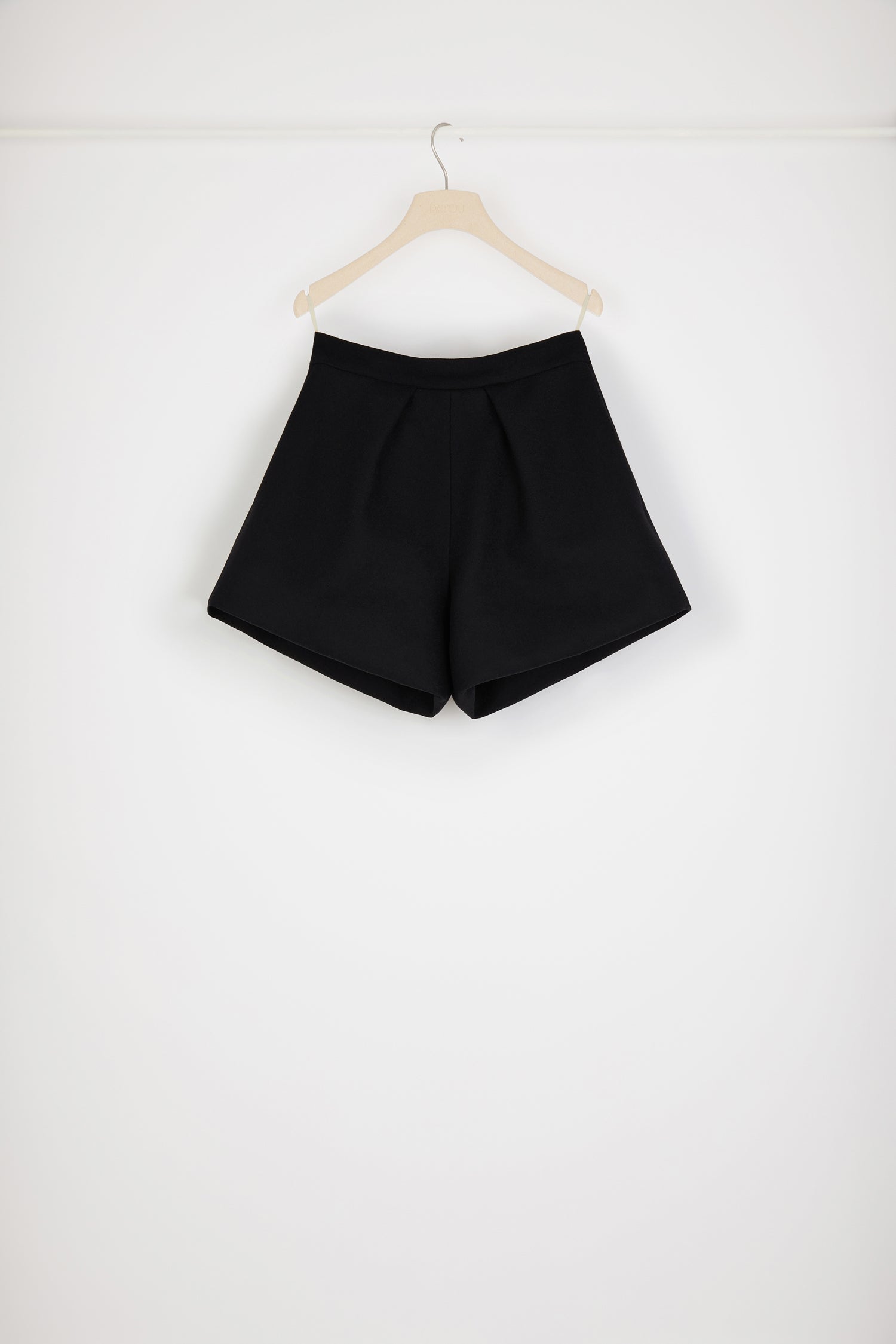Patou - Körpernah geschnittene Shorts aus verantwortungsvoll gewonnener Wolle und Kaschmir - Black - Kurz, absolut entzückend und très Patou!Shorts aus verantwortungsvoll gewonnener Wolle und Kaschmir in Schwarz. Kurz geschnitten. Hoher Taillenbund. Reißverschluss hinten. Bundfalten vorne. Seitentaschen.