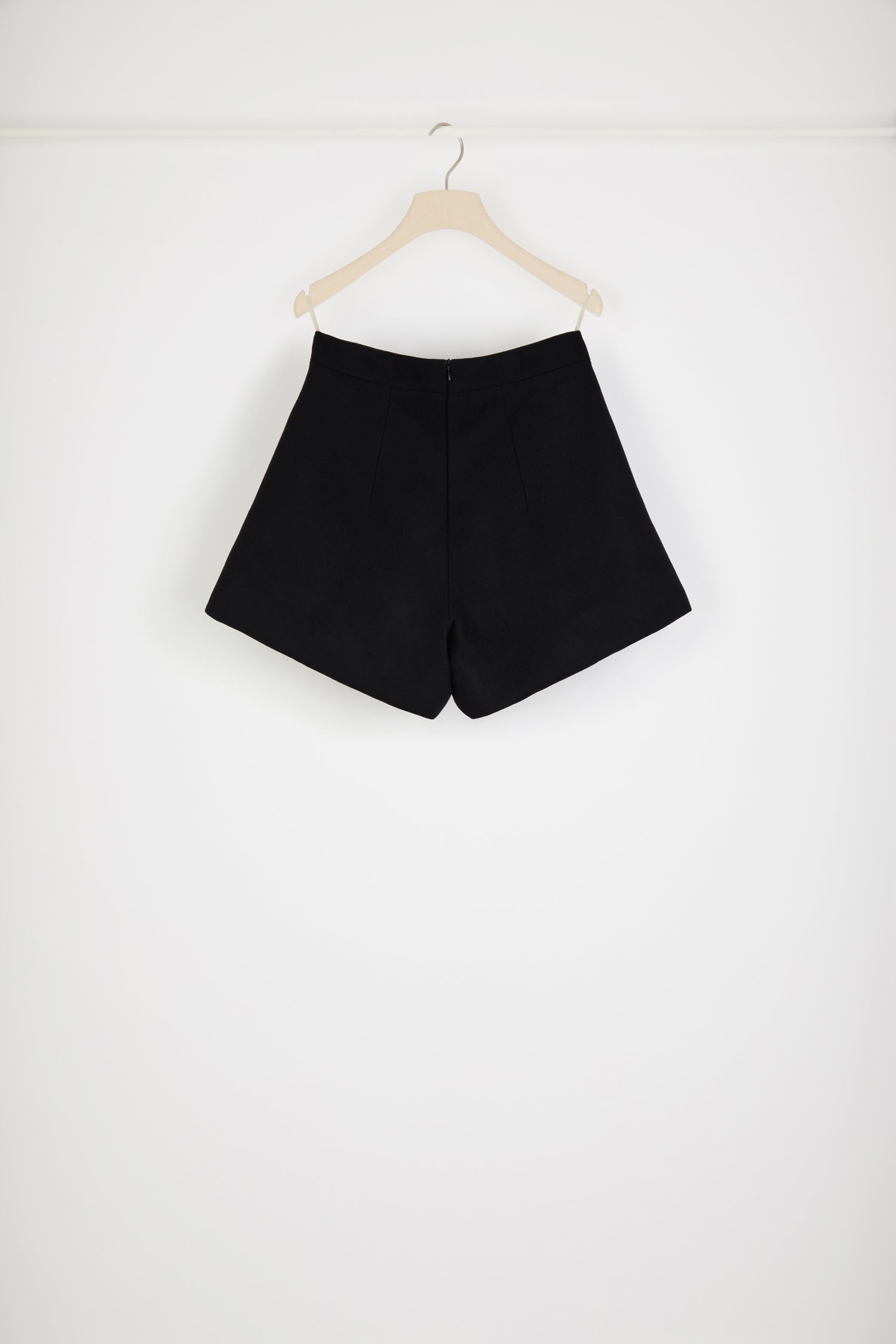 Patou - Körpernah geschnittene Shorts aus verantwortungsvoll gewonnener Wolle und Kaschmir - Black - Kurz, absolut entzückend und très Patou!Shorts aus verantwortungsvoll gewonnener Wolle und Kaschmir in Schwarz. Kurz geschnitten. Hoher Taillenbund. Reißverschluss hinten. Bundfalten vorne. Seitentaschen.