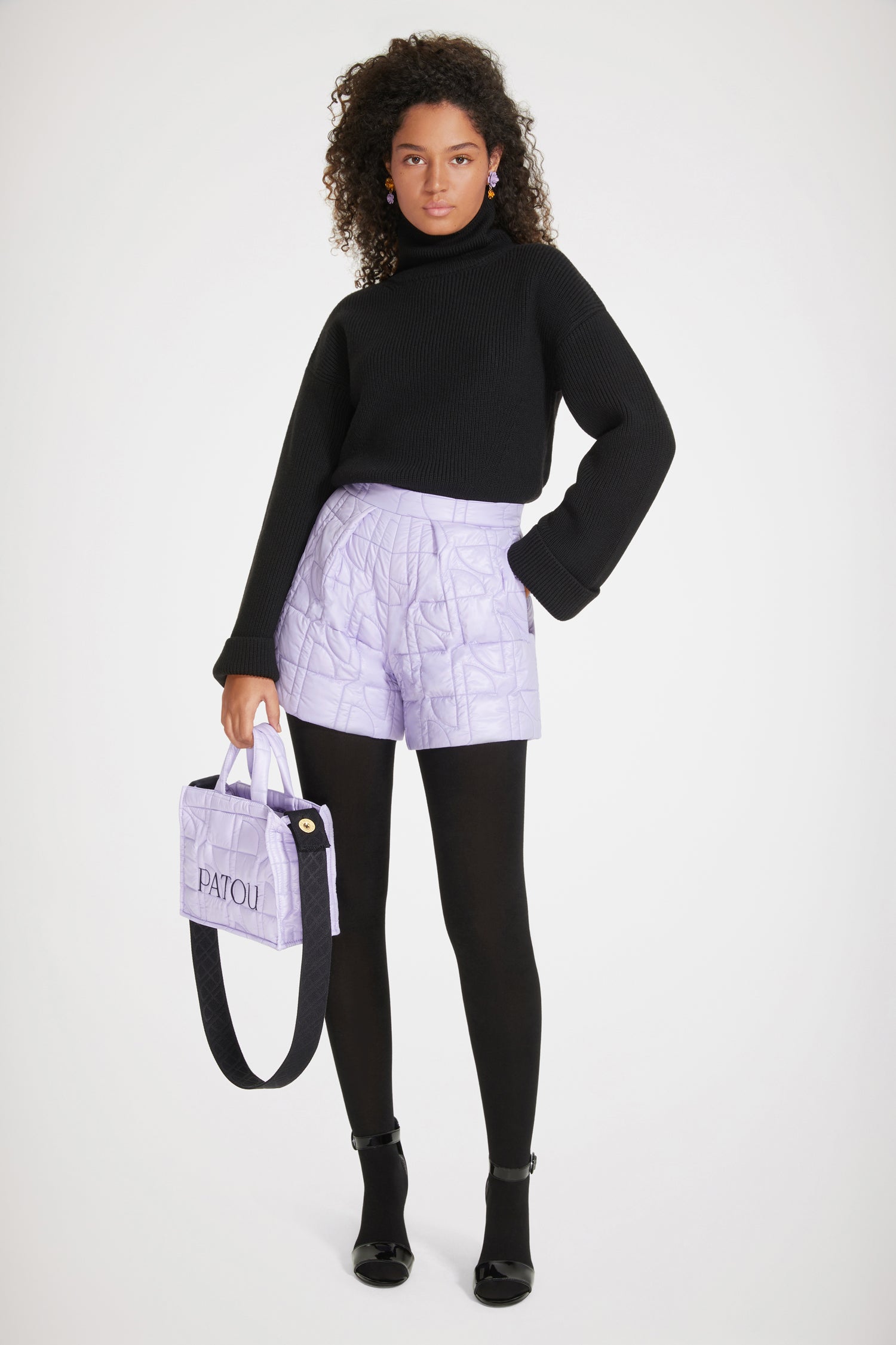 Patou - Pantaloncini matelassé in poliammide riciclata - Lavender - I pantaloncini invernali perfetti con il tocco JP.Pantaloncini in poliestere riciclato color lavanda. Lavorazione matelassé con logo JP. Vita alta. Pieghe sul davanti. Chiusura con zip sul retro. Tasche ai lati.