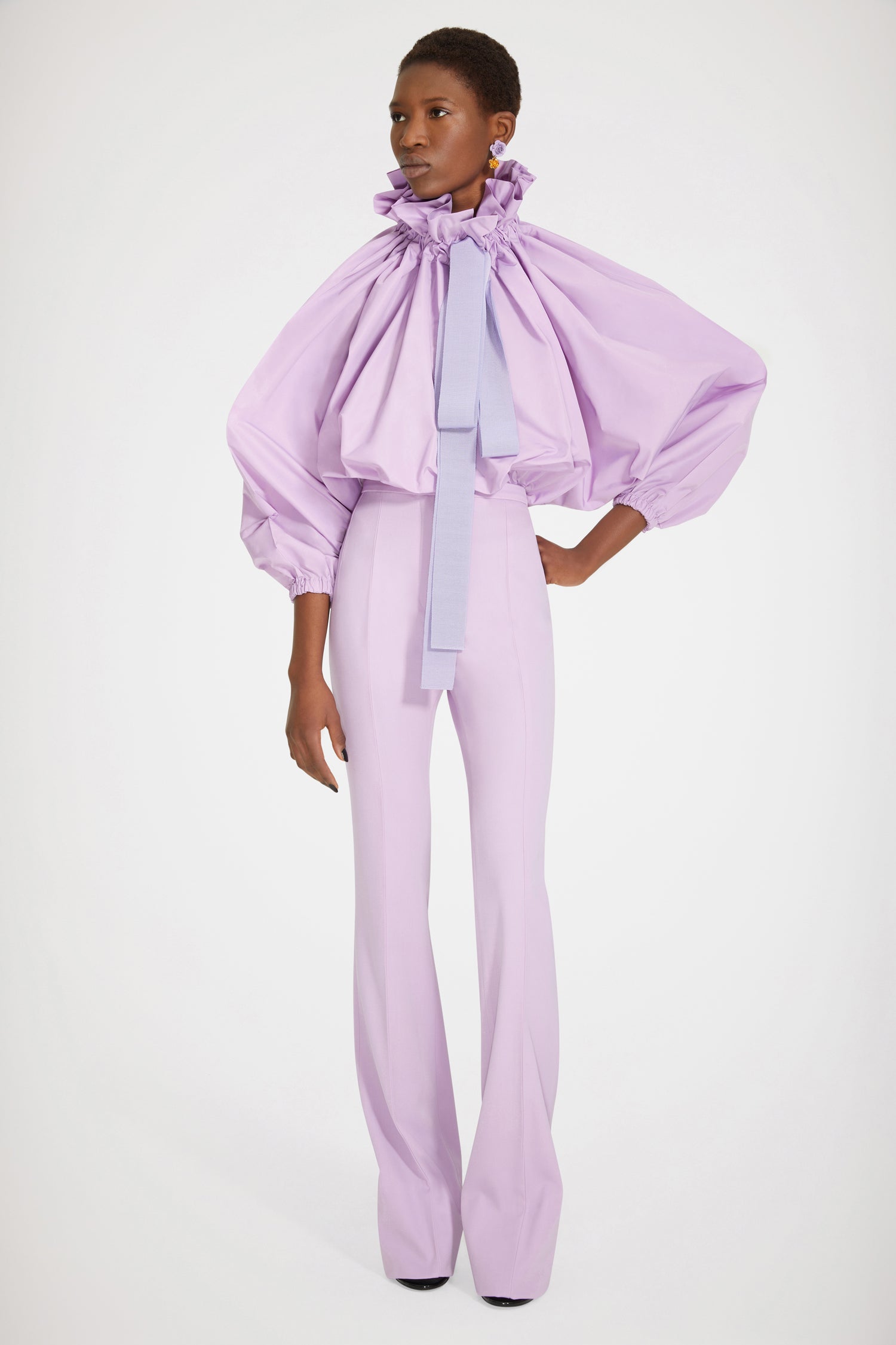 Patou - Pantalone aderente e svasato in lana vergine - Wisteria - La gamba svasata rivisitata, una nuova silhouette del guardaroba Patou.Pantalone in lana stretch viola glicine. Forma aderente con gamba leggermente svasata. Chiusura con bottone oro. Cucitura curva signature sul retro.