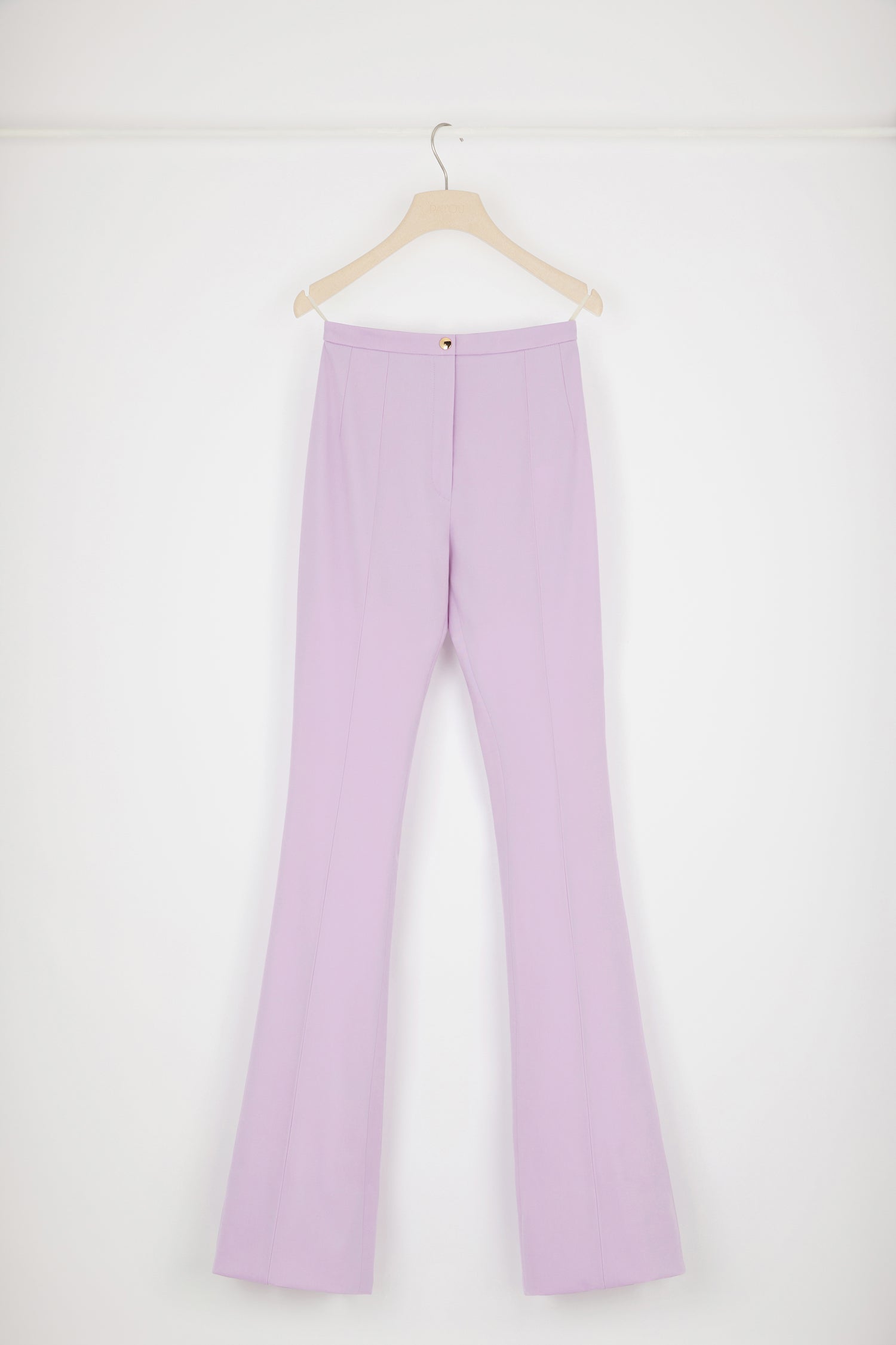 Patou - バージンウール フィットフレアパンツ - Wisteria - フレンチスタイルのフレア?ありがとうパトゥ!ウィステリアパープルのストレッチバージンウール製パンツ。ややフレアのぴったりフィットしたシルエット。ゴールドトーンのボタン、フロント留め。バックにブランドを象徴するカーブシーム。