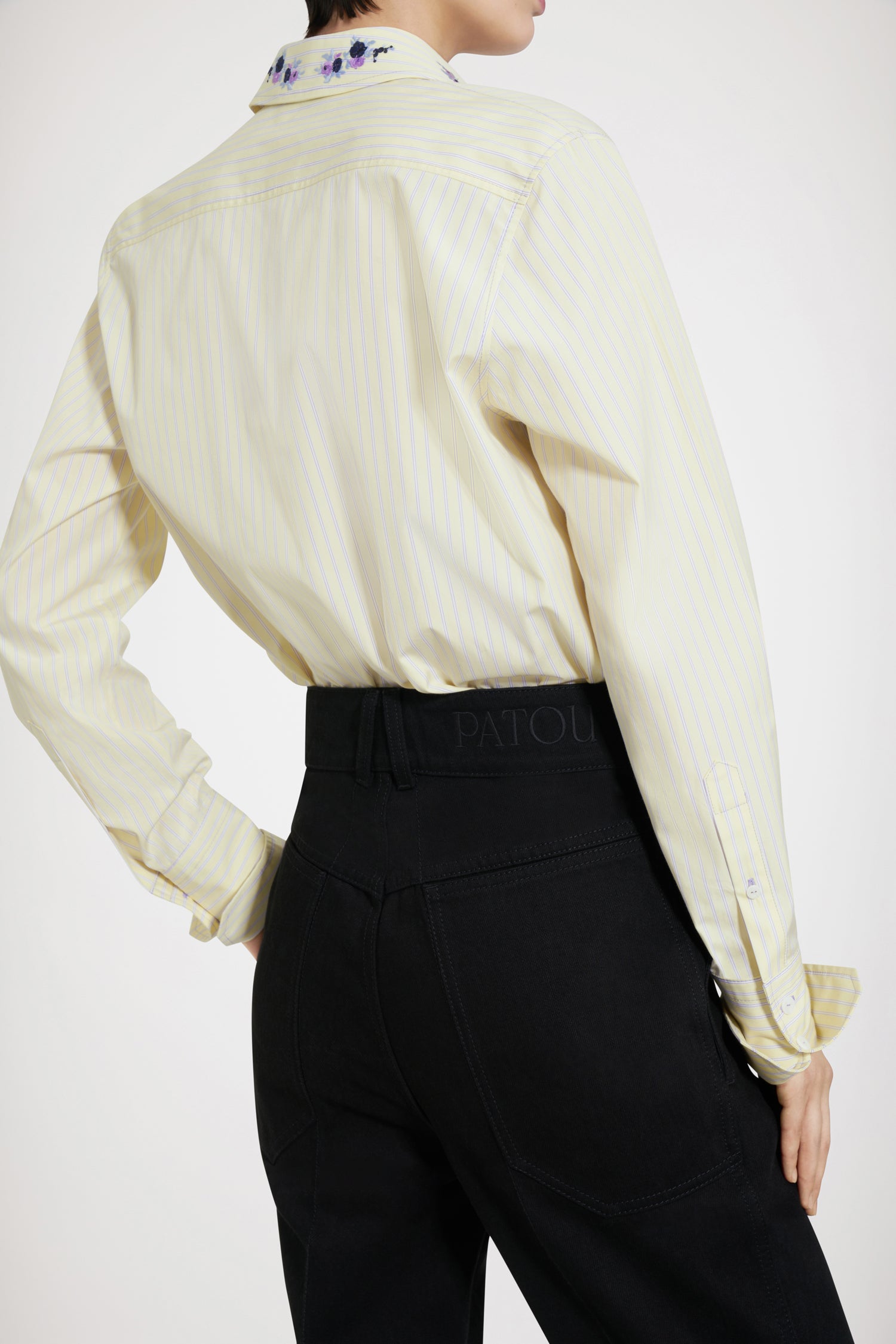 Patou - Pantalone svasato in denim bio - Black - Il denim parigino, perfettamente Patou.Pantalone in denim bio nero. Gamba leggermente svasata con piega davanti e dietro. Chiusura con bottone oro. Passanti per cintura. Logo Patou ricamato sul retro. Tasche larghe sul retro per sottolineare la silhouette a ispirazione Torre Eiffel.Check the size guide to find your size.