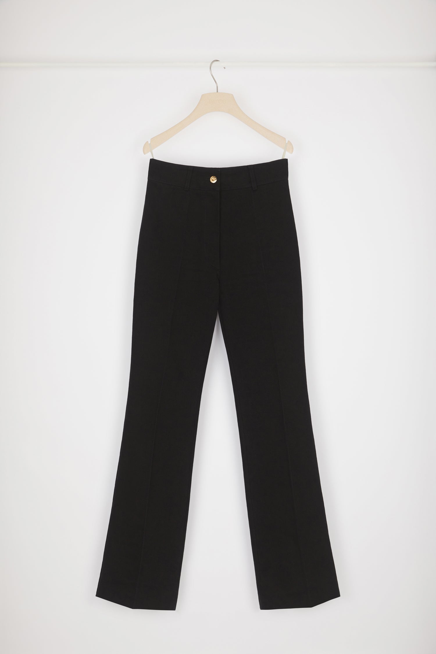 Patou - Pantalone svasato in denim bio - Black - Il denim parigino, perfettamente Patou.Pantalone in denim bio nero. Gamba leggermente svasata con piega davanti e dietro. Chiusura con bottone oro. Passanti per cintura. Logo Patou ricamato sul retro. Tasche larghe sul retro per sottolineare la silhouette a ispirazione Torre Eiffel.Check the size guide to find your size.