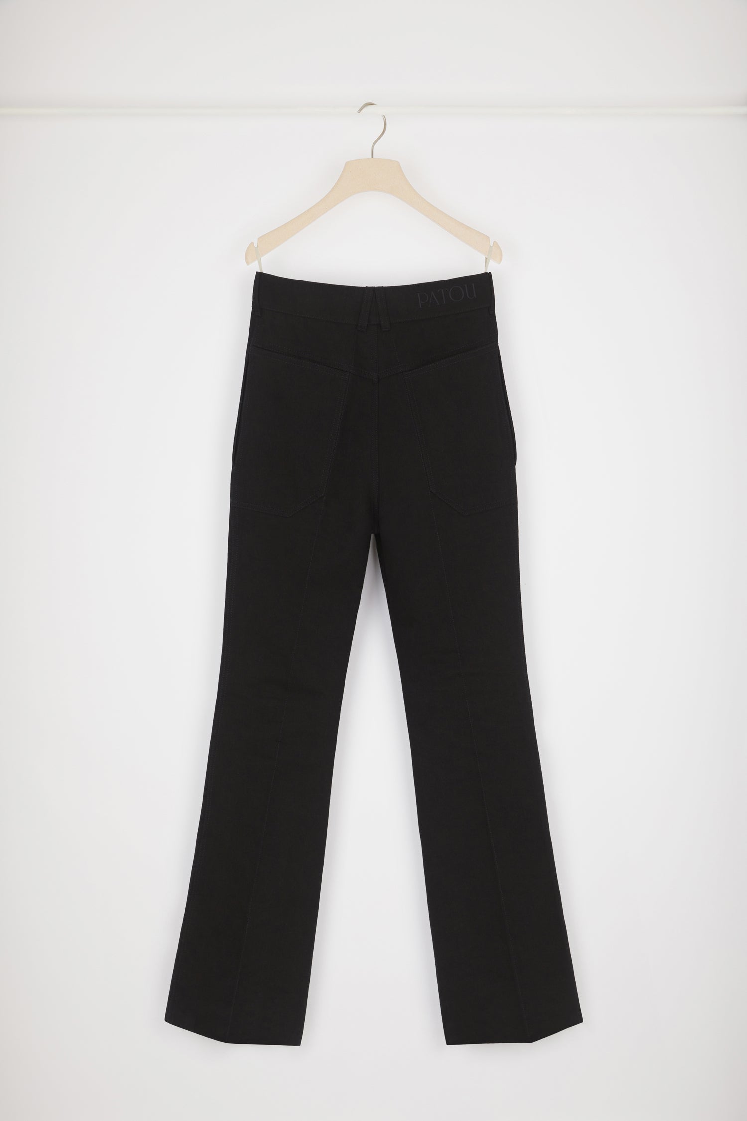 Patou - Pantalone svasato in denim bio - Black - Il denim parigino, perfettamente Patou.Pantalone in denim bio nero. Gamba leggermente svasata con piega davanti e dietro. Chiusura con bottone oro. Passanti per cintura. Logo Patou ricamato sul retro. Tasche larghe sul retro per sottolineare la silhouette a ispirazione Torre Eiffel.Check the size guide to find your size.