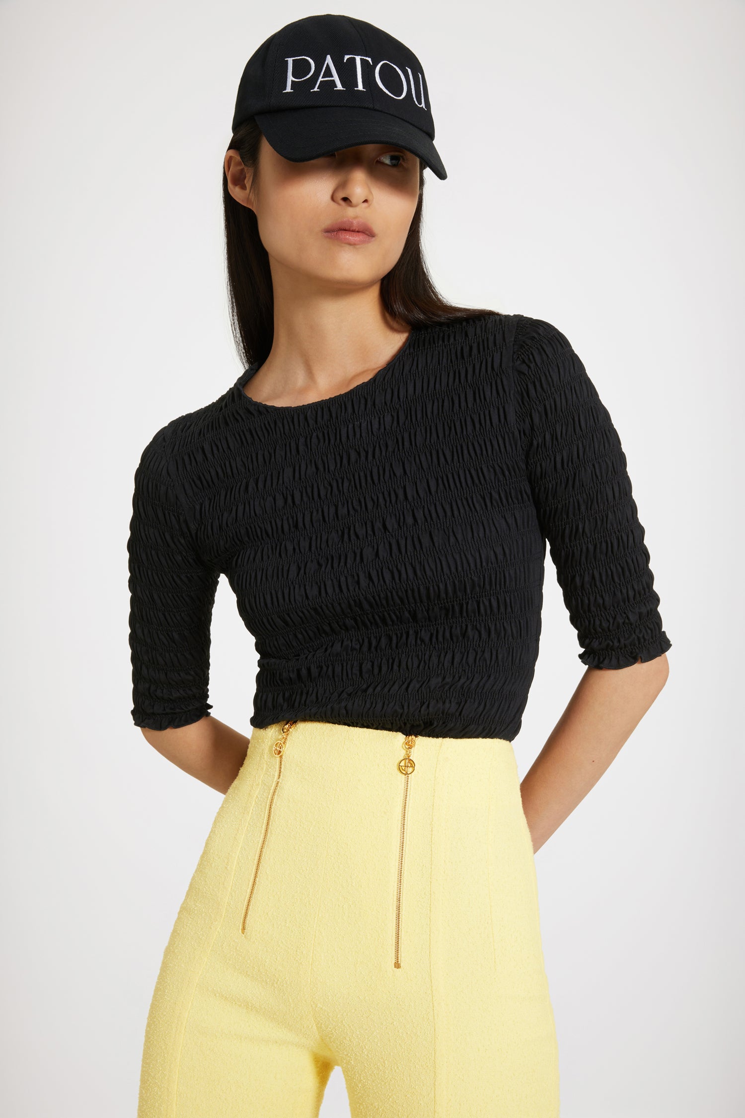 Patou - Pantalone svasato in tweed di misto cotone - Mimosa - Patou introduce il flare nel suo vocabulaire.Pantalone in tweed di misto cotone giallo mimosa. Gamba svasata e aderente. Vita alta. Due zip oro con dettaglio JP signature sul davanti. Pinces sul fronte e retro. Pieghe cucite sul davanti. Cucitura curva signature sul retro.Close-fitting trousers.Spring-Summer 2023 Show - Look #17