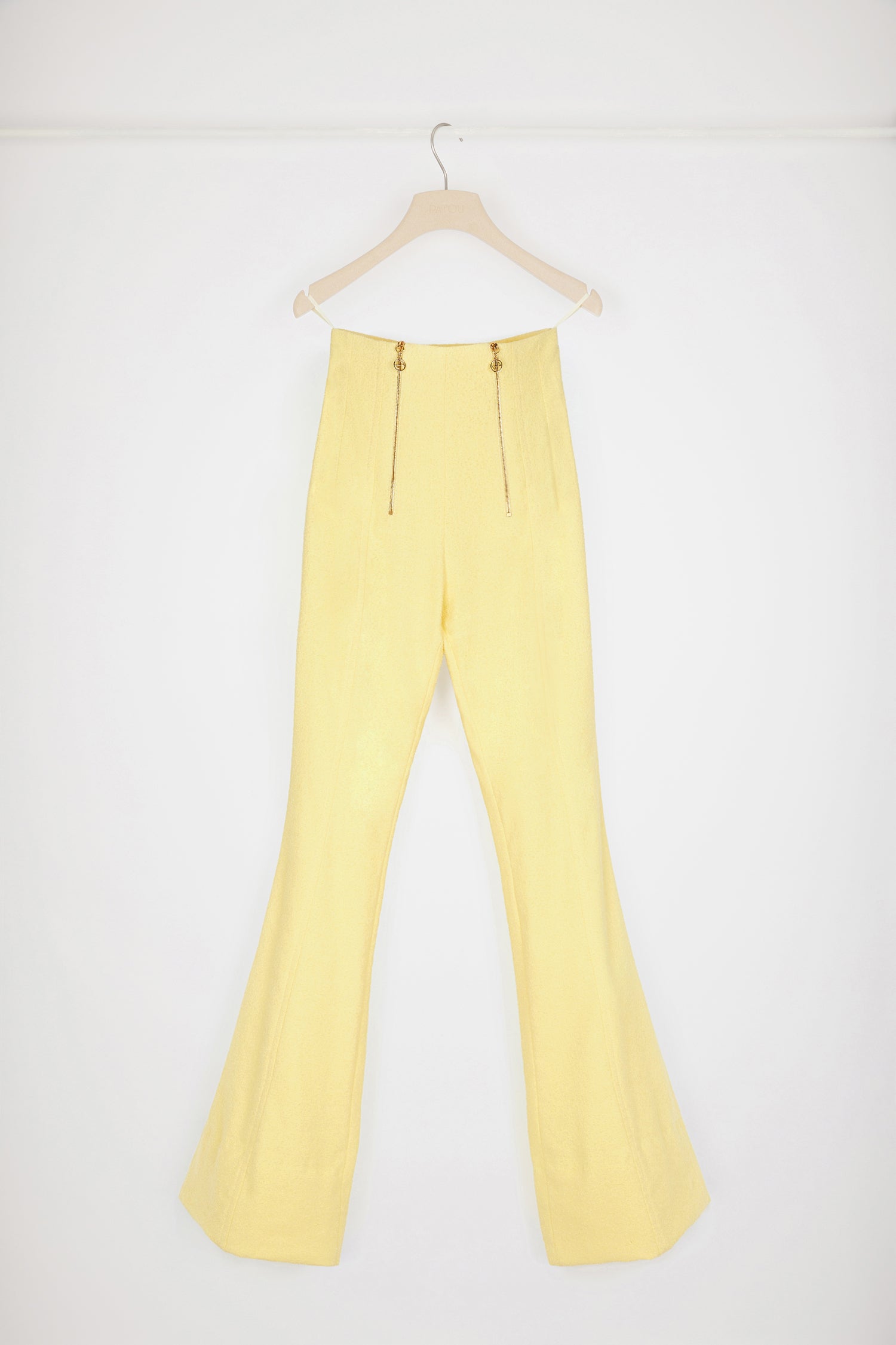 Patou - Pantalone svasato in tweed di misto cotone - Mimosa - Patou introduce il flare nel suo vocabulaire.Pantalone in tweed di misto cotone giallo mimosa. Gamba svasata e aderente. Vita alta. Due zip oro con dettaglio JP signature sul davanti. Pinces sul fronte e retro. Pieghe cucite sul davanti. Cucitura curva signature sul retro.Close-fitting trousers.Spring-Summer 2023 Show - Look #17