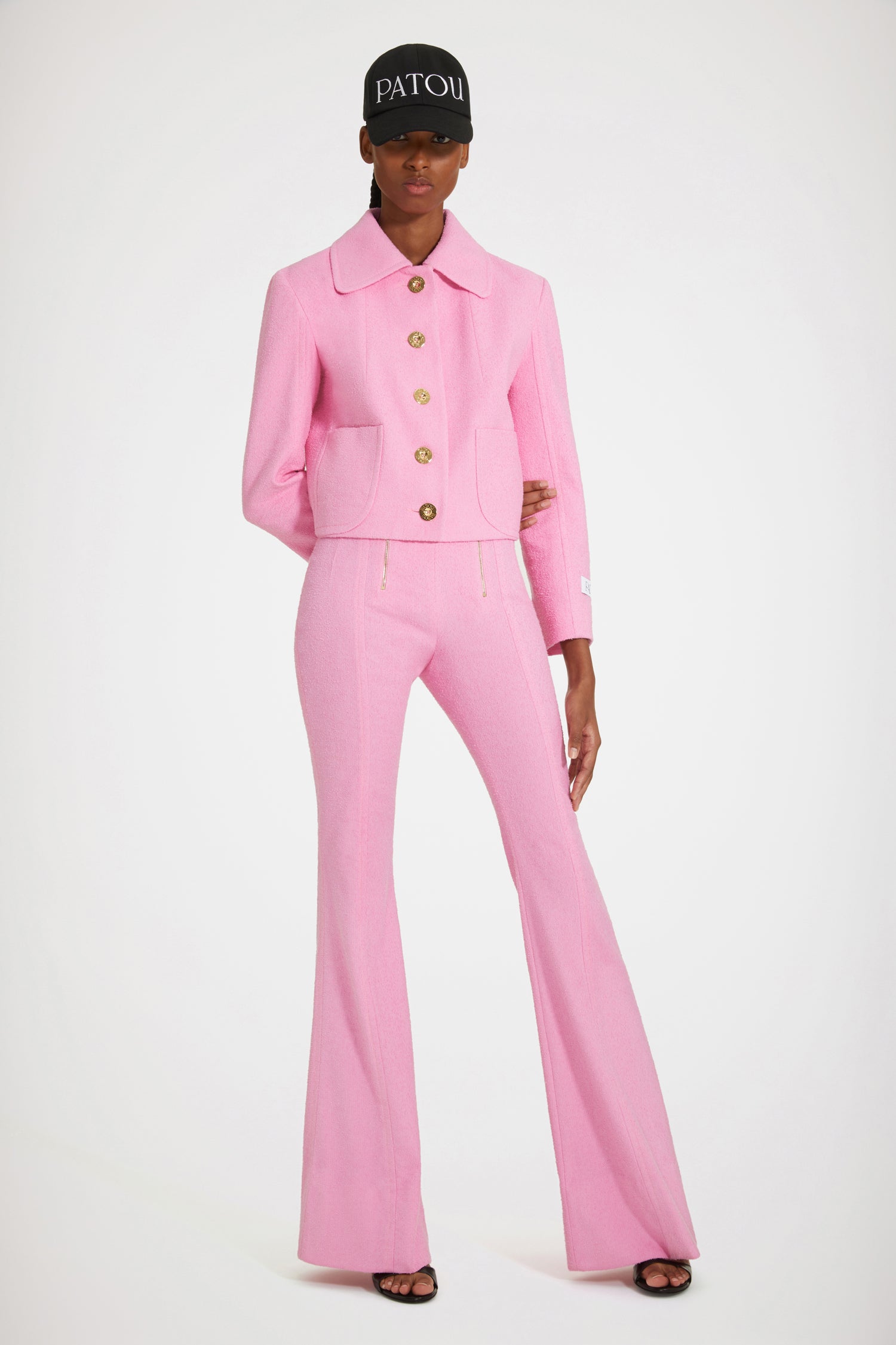 Patou - Pantalon évasé en tweed de coton mélangé - Begonia Pink - Un pantalon en tweed qui a du flare. Pantalon en tweed de coton mélangé rose bégonia. Jambe évasée et ajustée. Taille haute. Deux zip dorés avec tirette JP signature à l'avant. Pinces à l'avant et au dos. Plis cousus à l'avant. Couture arrondie signature au dos.Ce pantalon est moulant.Look #03 du Show Printemps-Eté 2023
