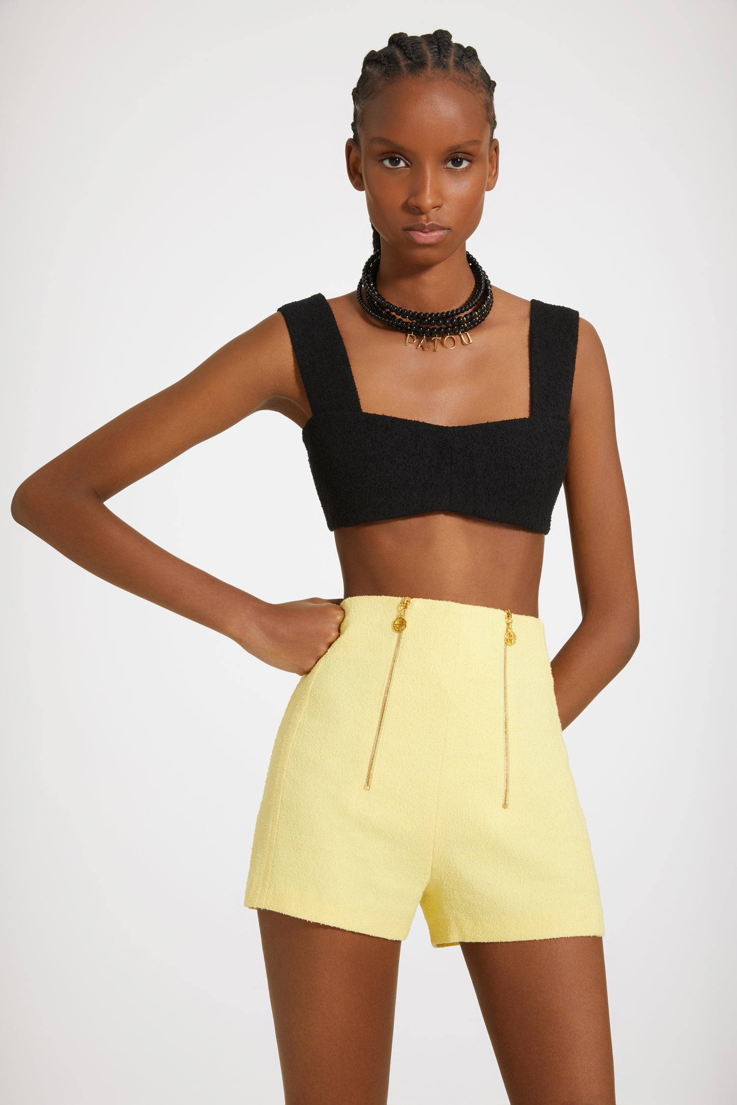 Patou - Shorts aus Baumwollmix und Tweed mit Reißverschluss - Mimosa - Charakteristische Reißverschlüsse an der Taille.Shorts aus Baumwollmix und Tweed in Mimosen-Gelb. Hoher Taillenbund. Zwei goldfarbene Reißverschlüsse mit charakteristischer JP-Zuglasche vorne. Abnäher vorne und hinten. Charakteristischer Rundsaum hinten.Fitted at the waist.Spring-Summer 2023 Show - Look #19