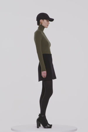 Maglione a collo alto in lana a costine