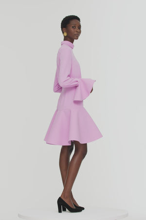 Hochgeschlossenes 3D-Minikleid aus recyceltem Cady