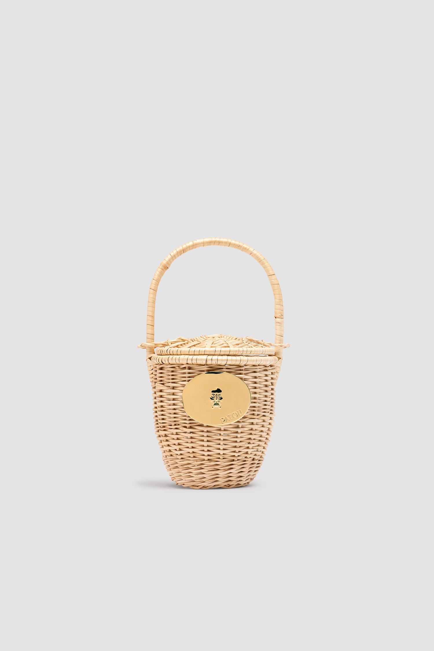 Patou - Panier seau en osier - Vanilla - Panier en osier couleur vanille. Forme seau avec couvercle coulissant sur la anse. Décoration dorée inspirée par la &amp;quot;Bocca della Verità&amp;quot;.Ce panier est réalisé artisanalement. Il peut présenter quelques irrégularités.