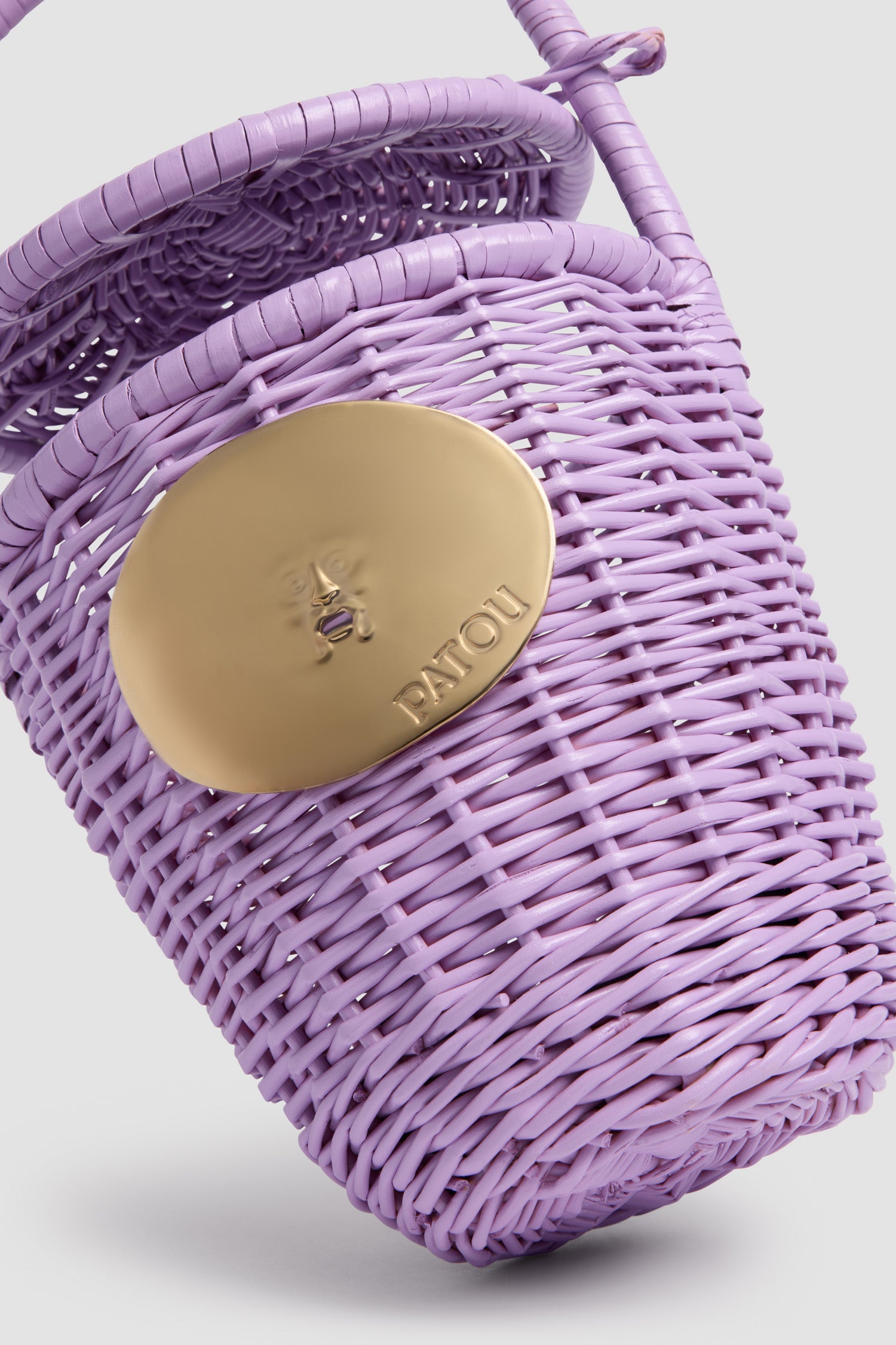 Patou - 위커 버킷 백 - Lilac - 사랑스러운 디자인의 버킷 백.  라일락 컬러의 위커 버킷 백. 슬라이딩 덮개가 부착된 탑 핸들. “보카 델라 베리타 Bocca della Verità(진실의 입)”에서 영감을 받은 골드 컬러의 장식.This bag is handmade and may have some irregularities.